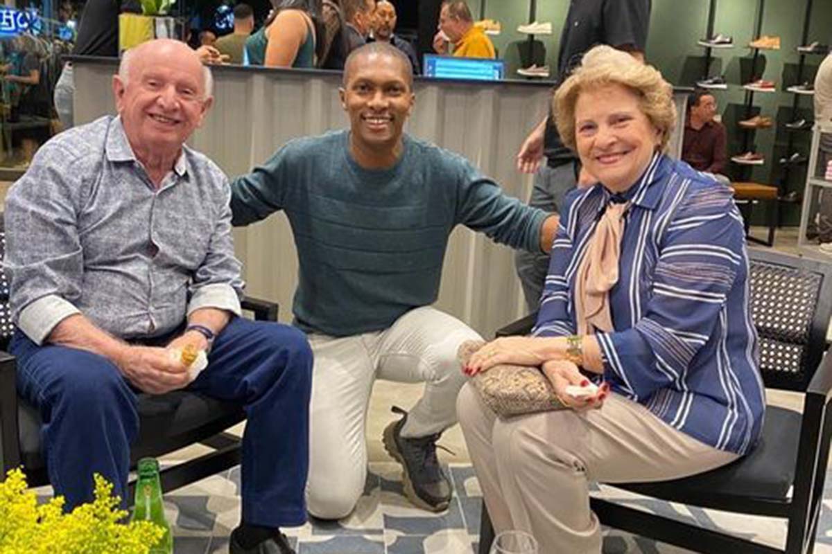 O pediatra Eduacy Lins e Ligia ladeando Higino Motasantiago.