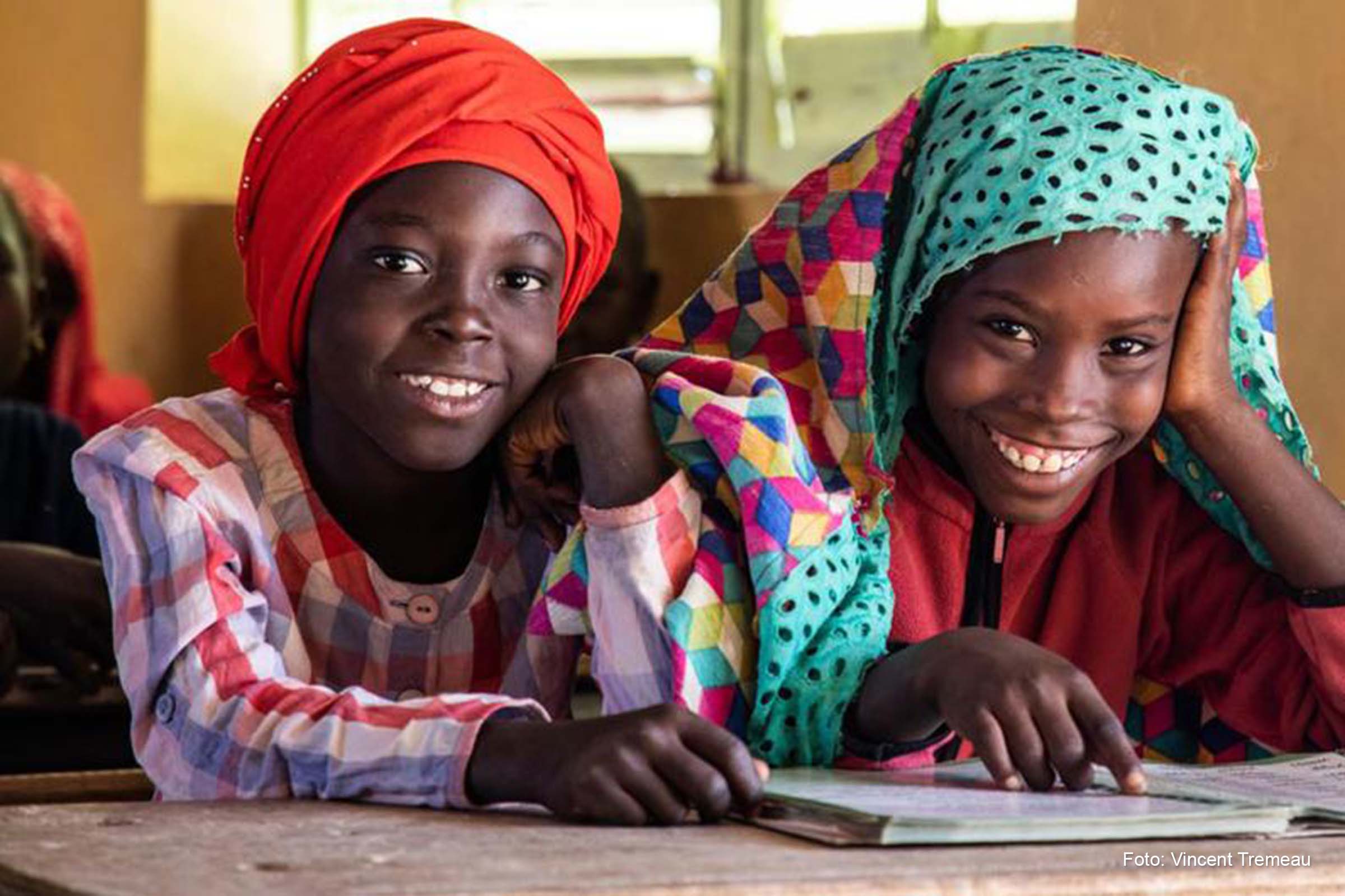 Novos dados confirmam que a diferença na taxa de meninas e meninos fora da escola diminuiu em todo o mundo.