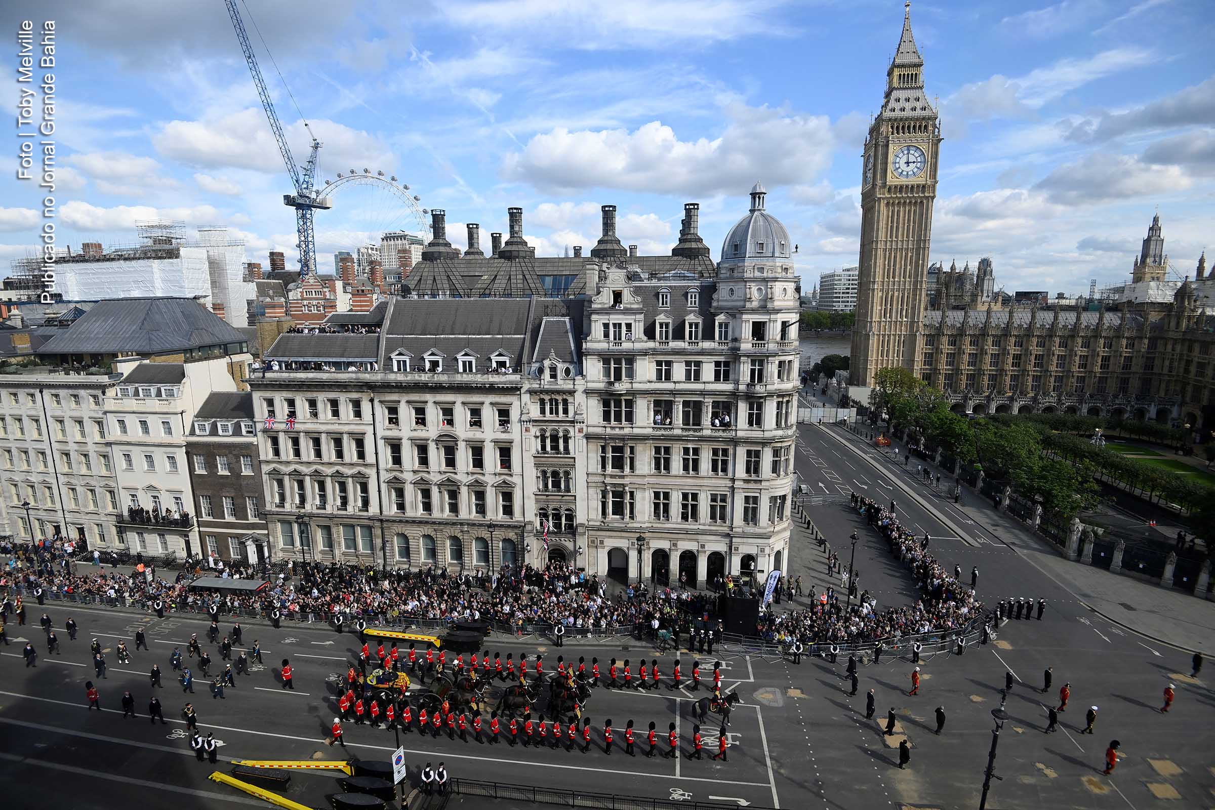 Na quarta-feira (14/09/2022), o caixão da Rainha Elizabeth II, envolto no Estandarte Real com a Coroa do Estado Imperial colocada no topo, é carregado em uma carruagem puxada por cavalos da Tropa Real de Artilharia do Rei, durante a procissão cerimonial do Palácio de Buckingham para Westminster Hall, Londres , onde ficará em estado antes de seu funeral na segunda-feira (19/09).