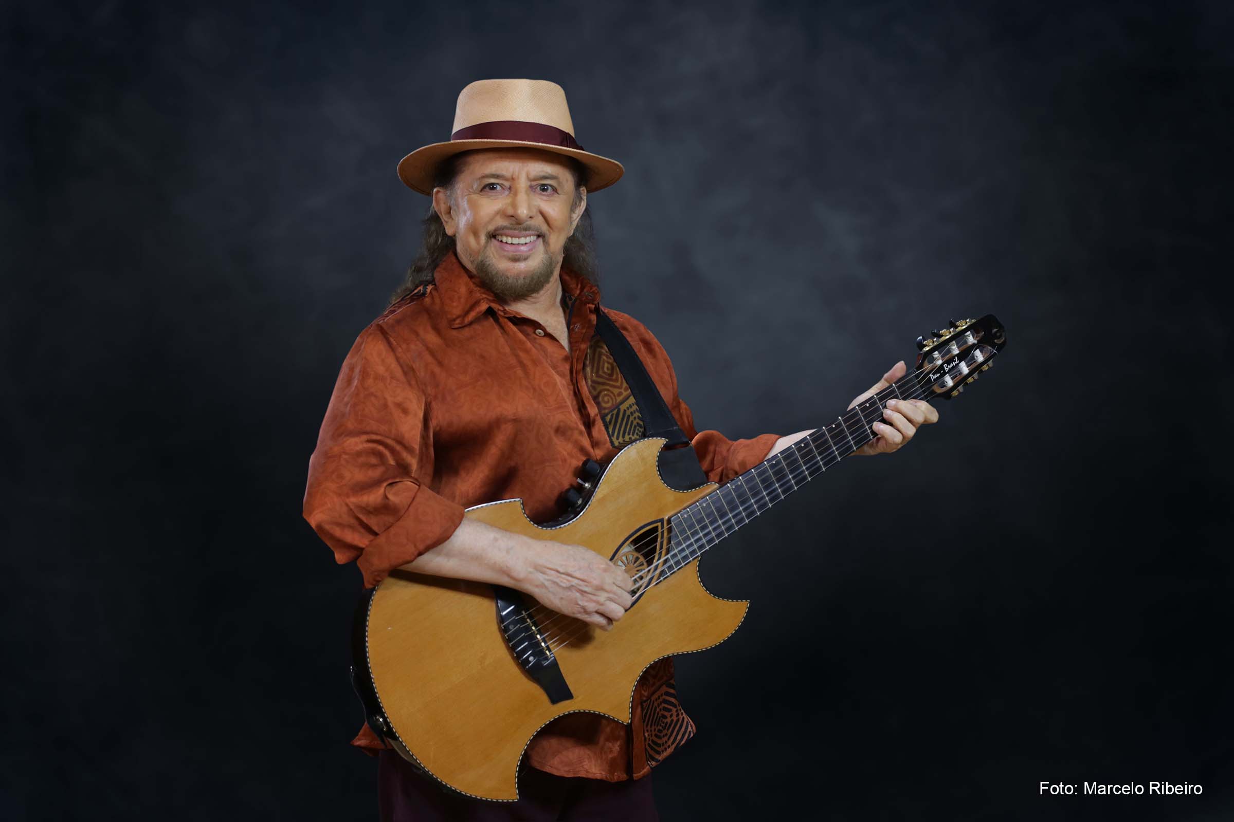 Espetáculo intimista traz no repertório grandes sucessos do cantor, compositor e violonista Geraldo Azevedo.