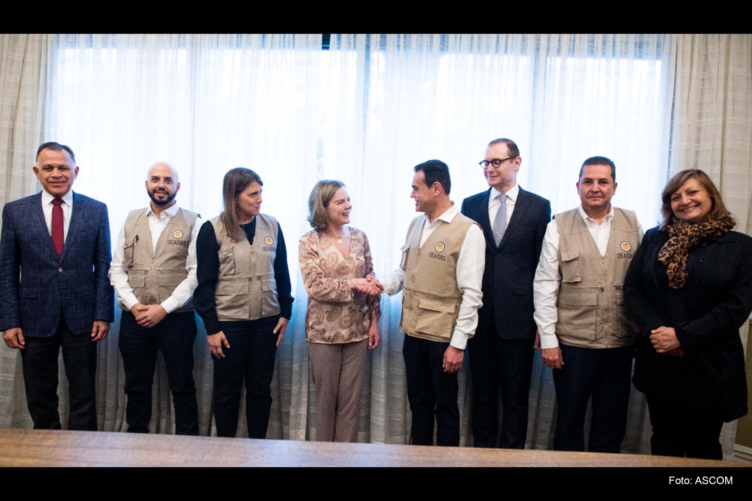Em reunião com observadores eleitorais, presidenta do PT, Gleisi Hoffmann, pede que comunidade internacional faça o reconhecimento imediato do resultado das eleições.