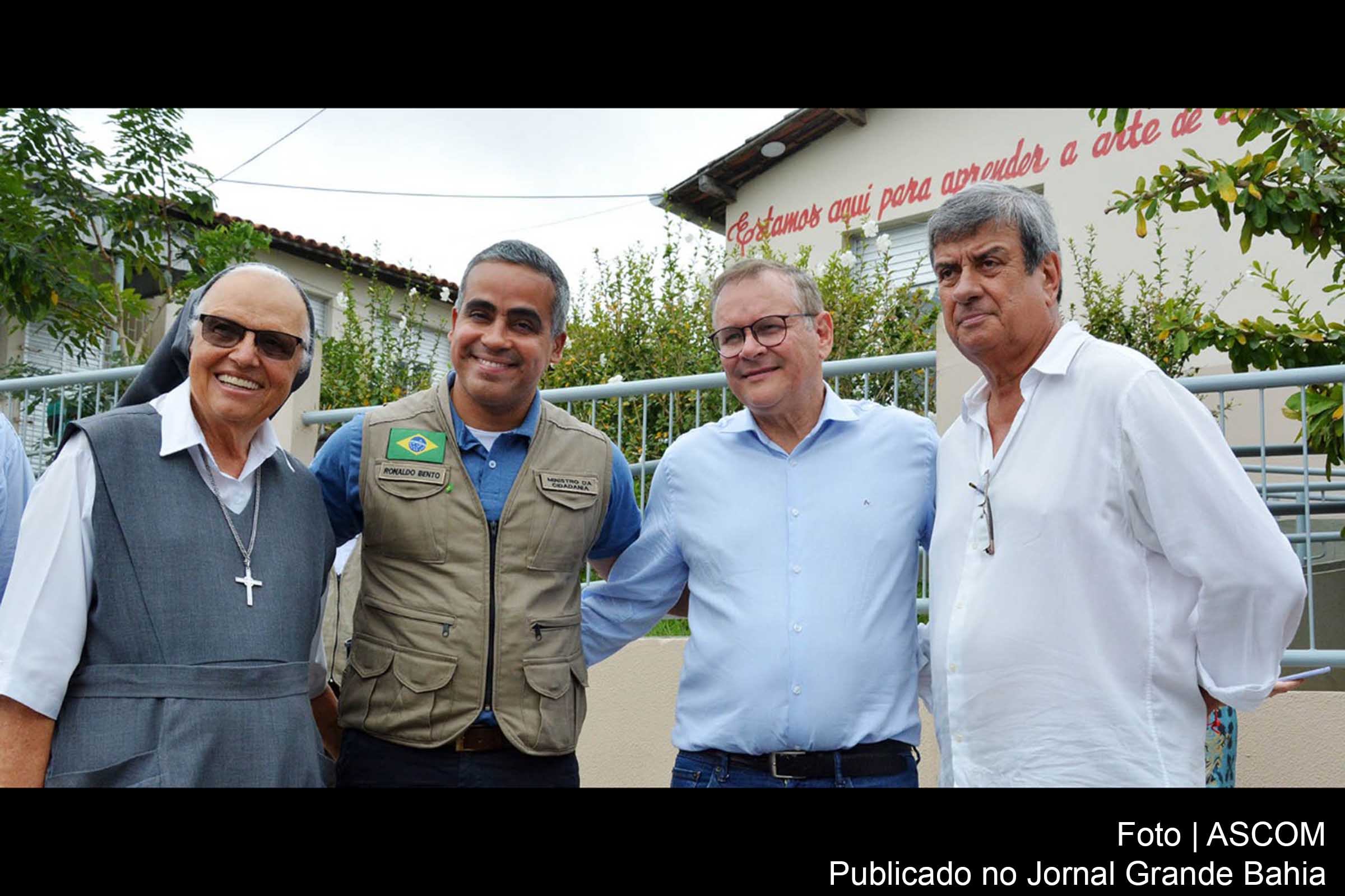 Irmã Rosa, ministro Ronaldo Vieira Bento, secretário Antônio Carlos Borges Junior e o prefeito Colbert Martins Filho (MDB) participam de visita ao Dispensário Santana.