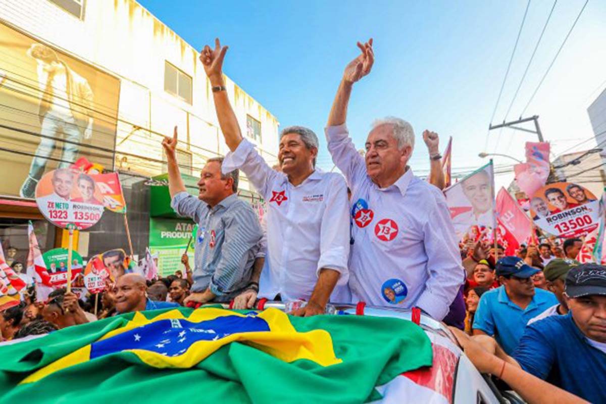 Em campanha para o cargo de governador do estado da Bahia, o candidato do PT Jerônimo Rodrigues participou de uma caminhada, em Feira de Santana.