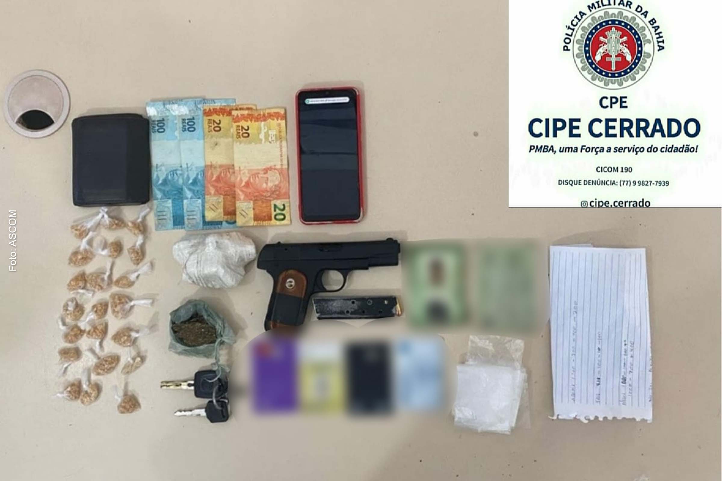 Junto com o líder, foram encontrados uma pistola calibre 380, dois tabletes de maconha, 21 trouxas de crack, R$ 240 e um telefone celular.
