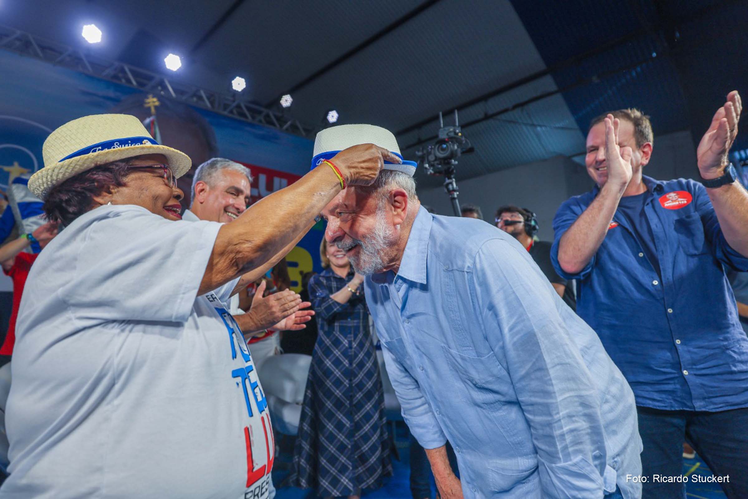 Na quadra da escola de samba, ex-presidente Lula foi recebido pela Tia Surica, presidenta de honra, e defendeu um país com instituições fortes e que exale o perfume das rosas.