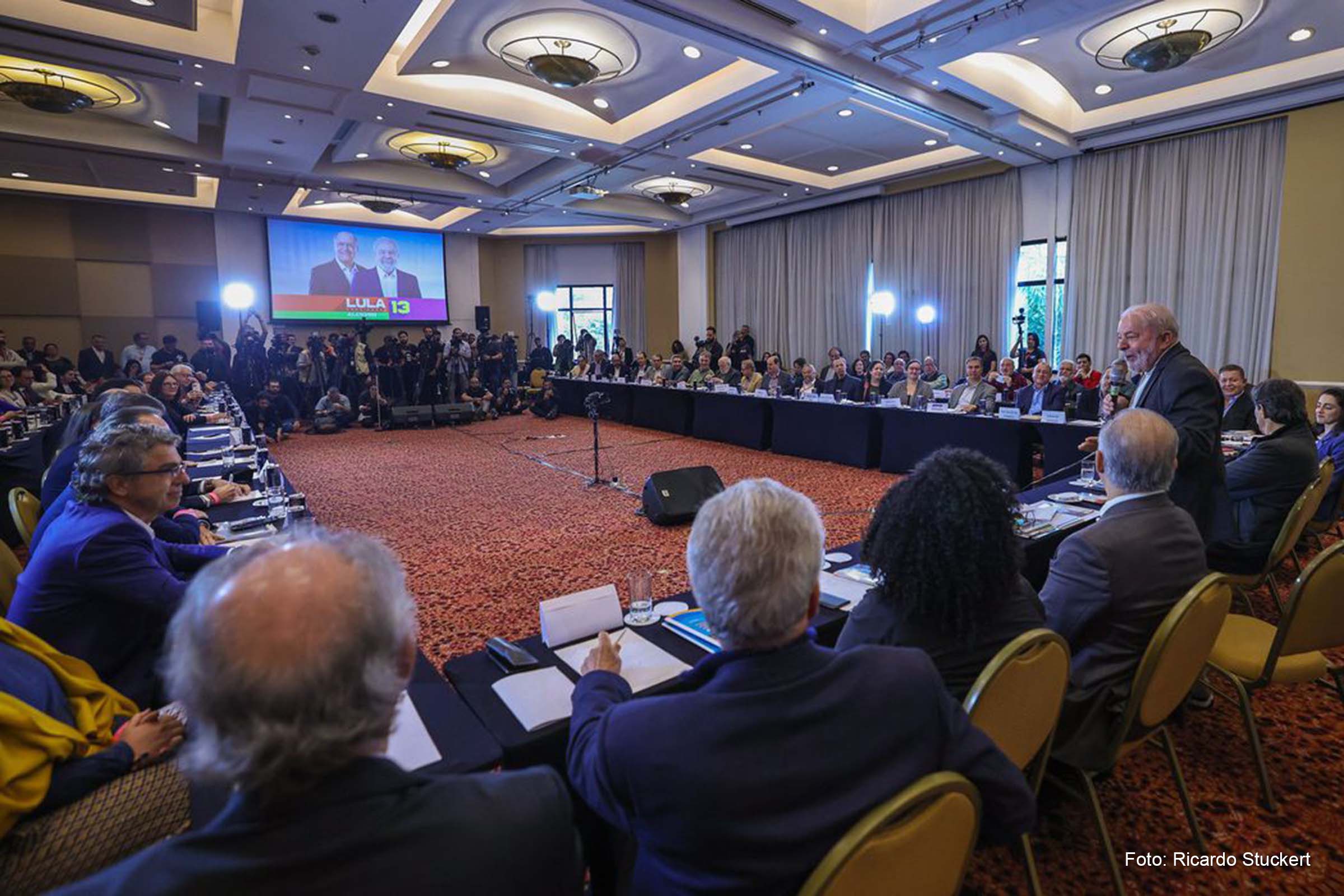 Lula participou de um encontro com representantes do setor do turismo em um hotel em São Paulo.