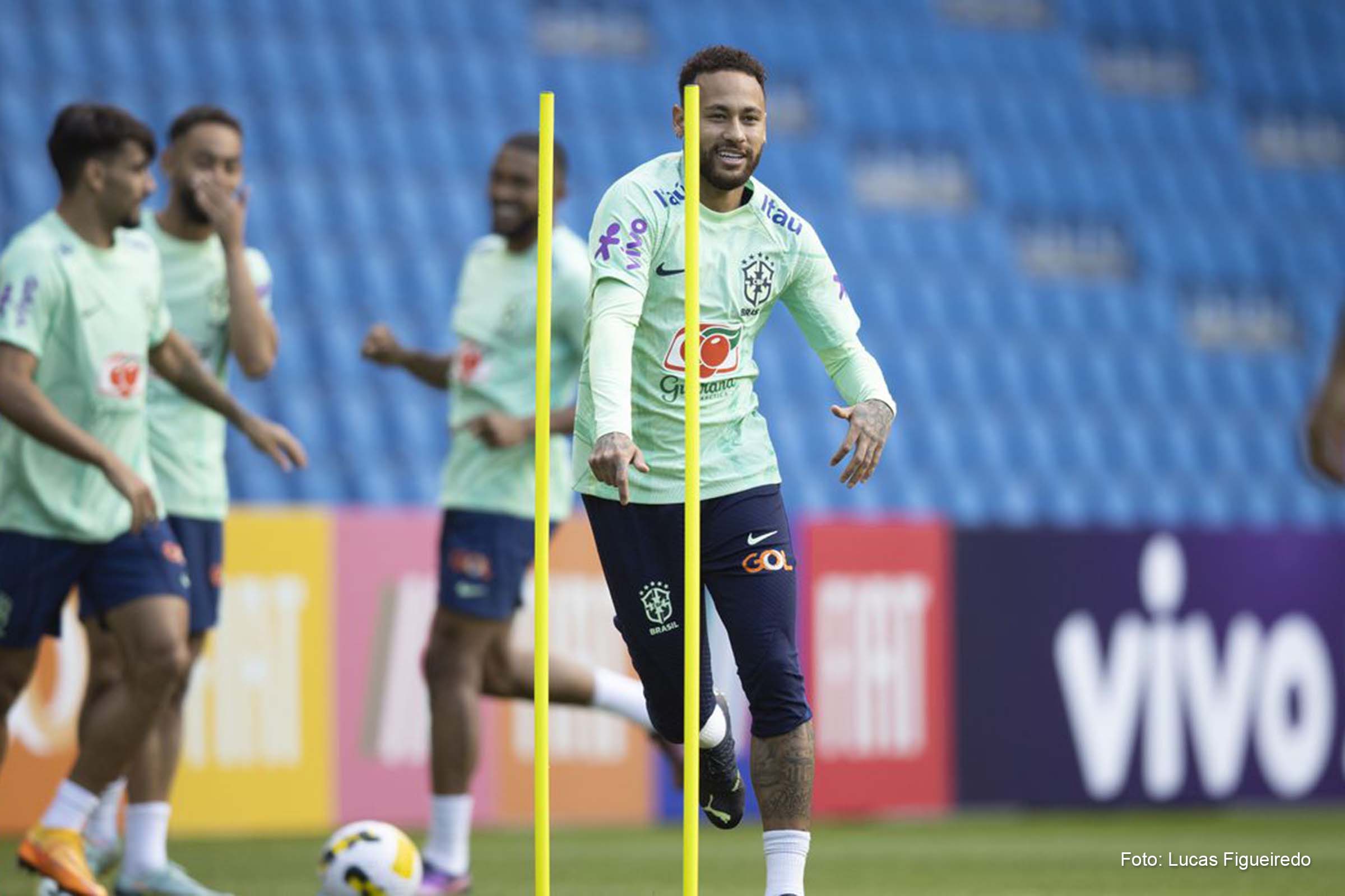 Neymar e Lucas Paquetá serão os meias por dentro, enquanto Vinícius Júnior e Raphinha estarão nas pontas.