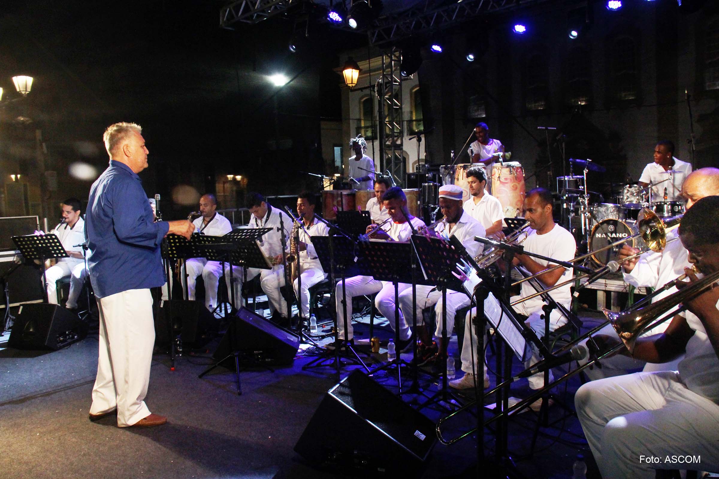 Orquestra Fred Dantas faz uma homenagem ao artista plástico Emanoel Araújo, que realizou a revolucionária exposição ‘A Mão Afro-brasileira’.