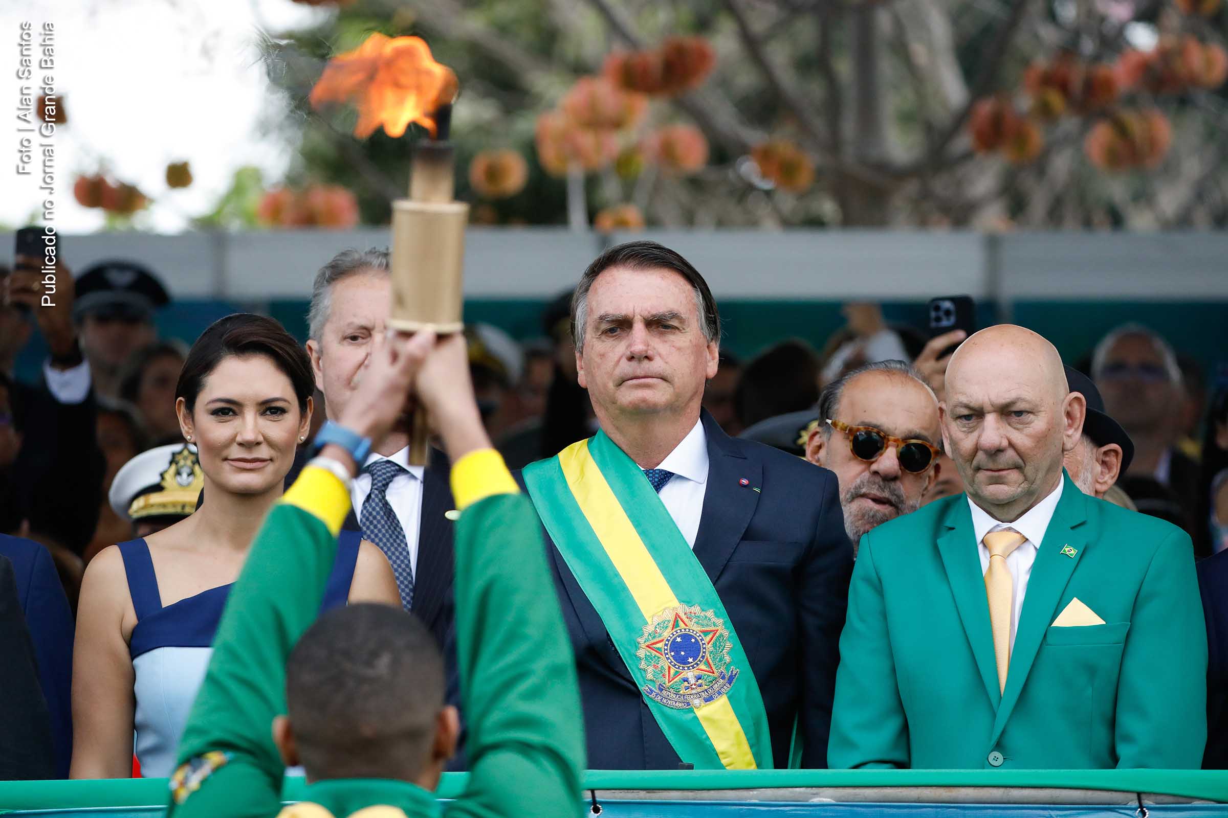 Os jornais dão destaque para o fato do extremista de direita Jair Bolsonaro ter colocado, nesta quarta-feira (07/09/2022), o empresário Luciano Hang ao seu lado na tribuna em Brasília, semanas depois de ele ser acusado de incitar um golpe de Estado em caso de vitória de Luiz Inácio Lula da Silva.
