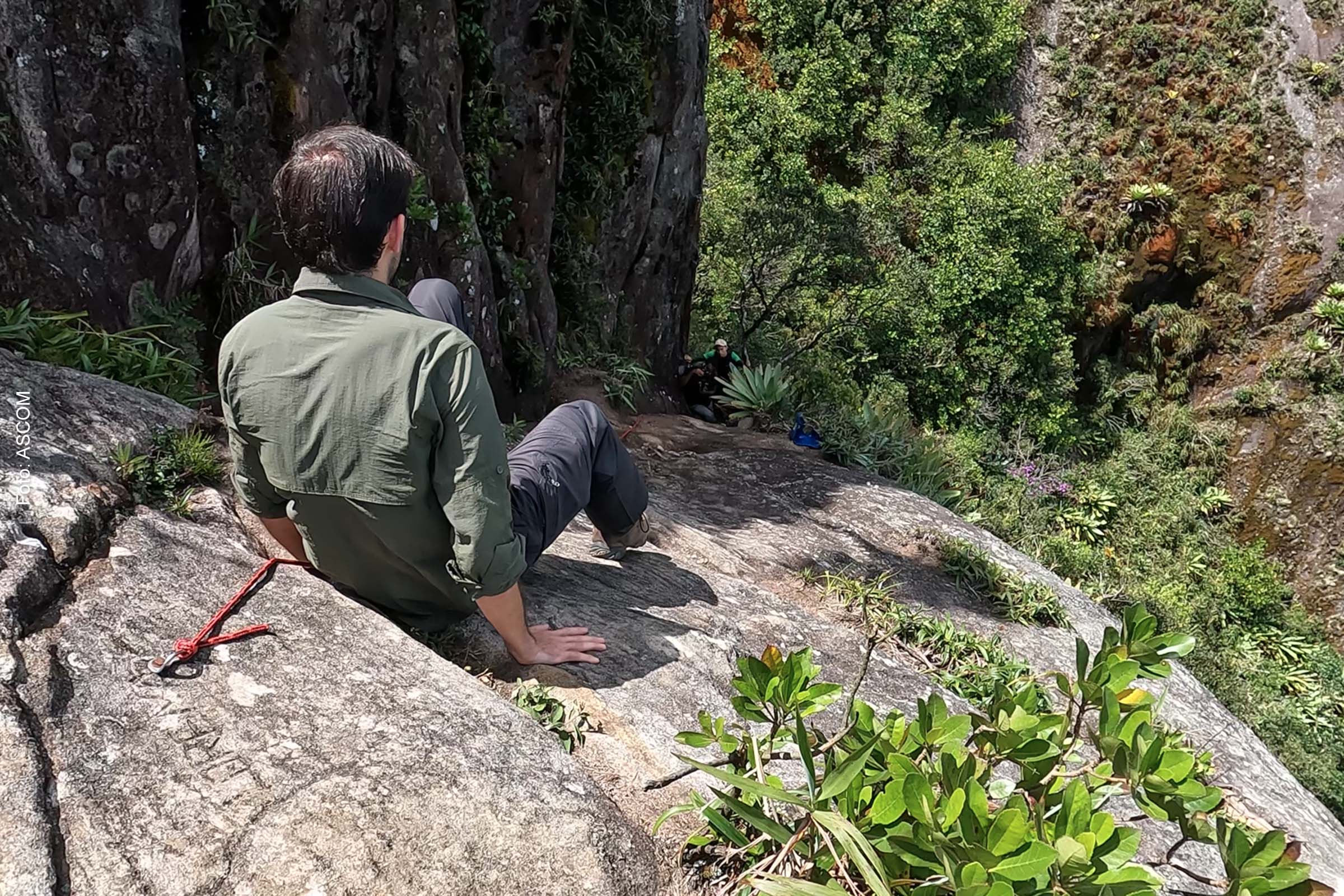 Apresentador, orientado por guias de turismo, supera limites e desafios em uma escalada até o topo desse atrativo do ecoturismo local.