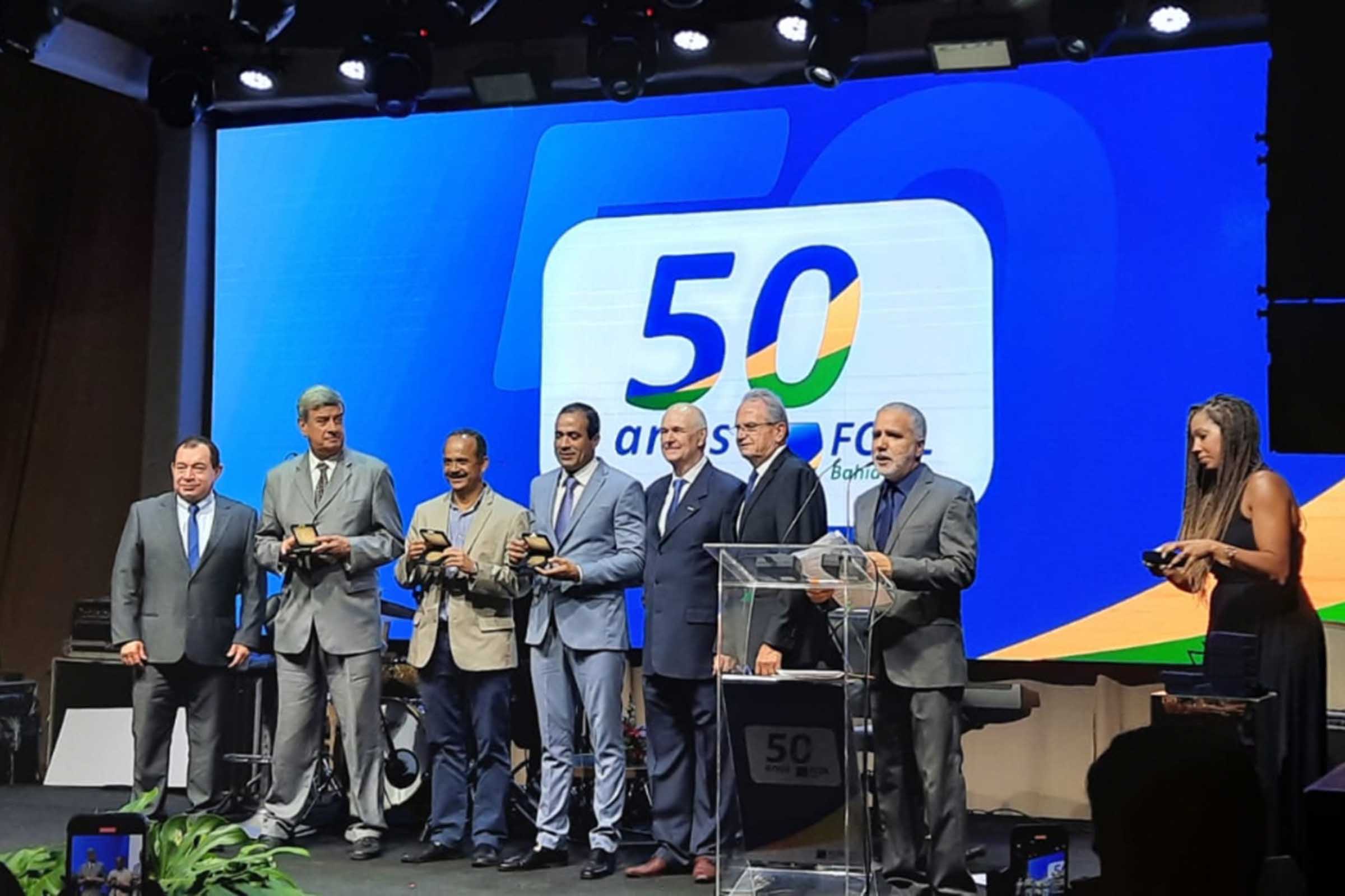 Prefeito Colbert Filho foi homenageado em evento de 50 anos da FCDL Bahia.