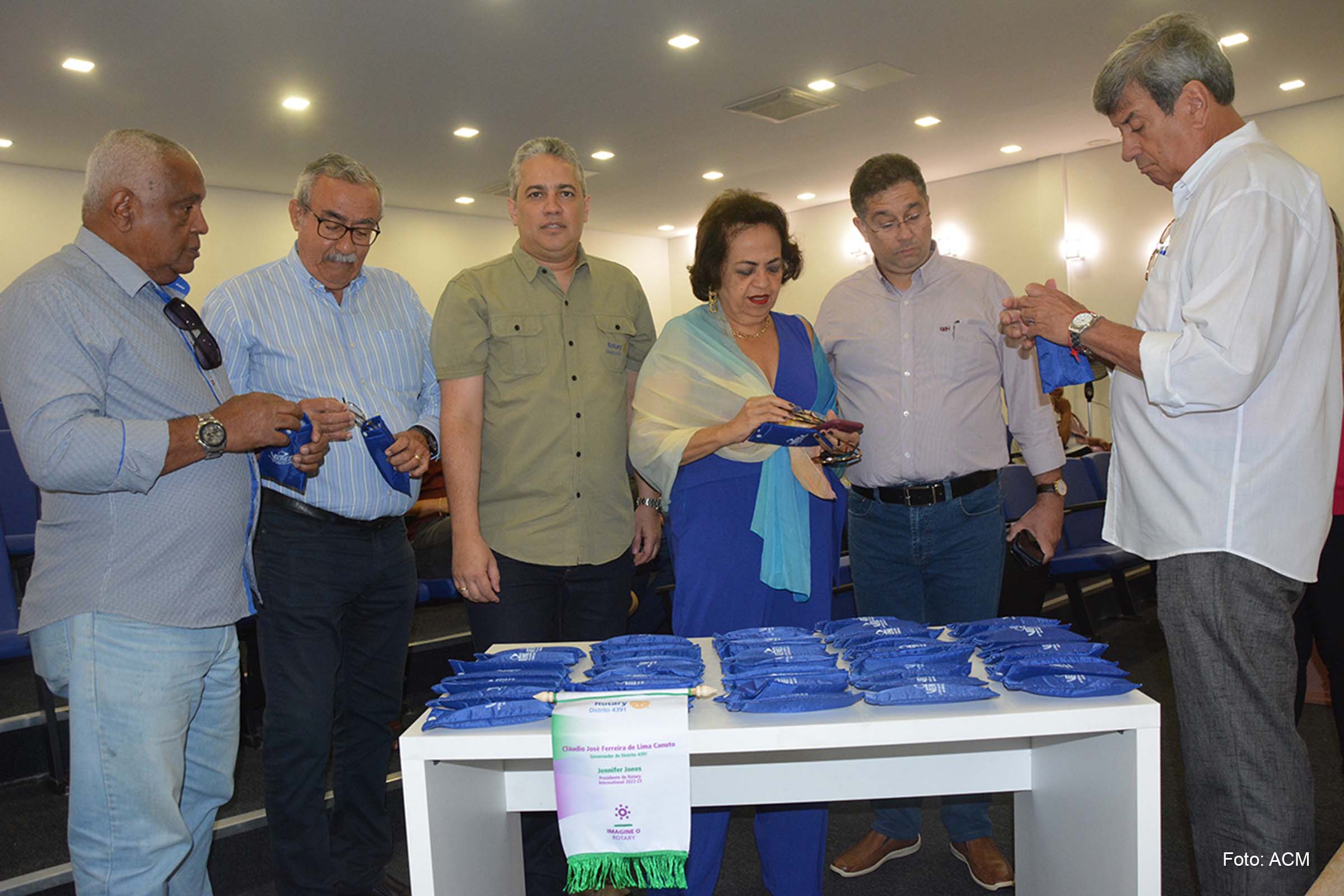 Prefeito Colbert Martins esteve acompanhado da secretária de Educação, professora Anaci Paim, durante o encontro para receber a doação.