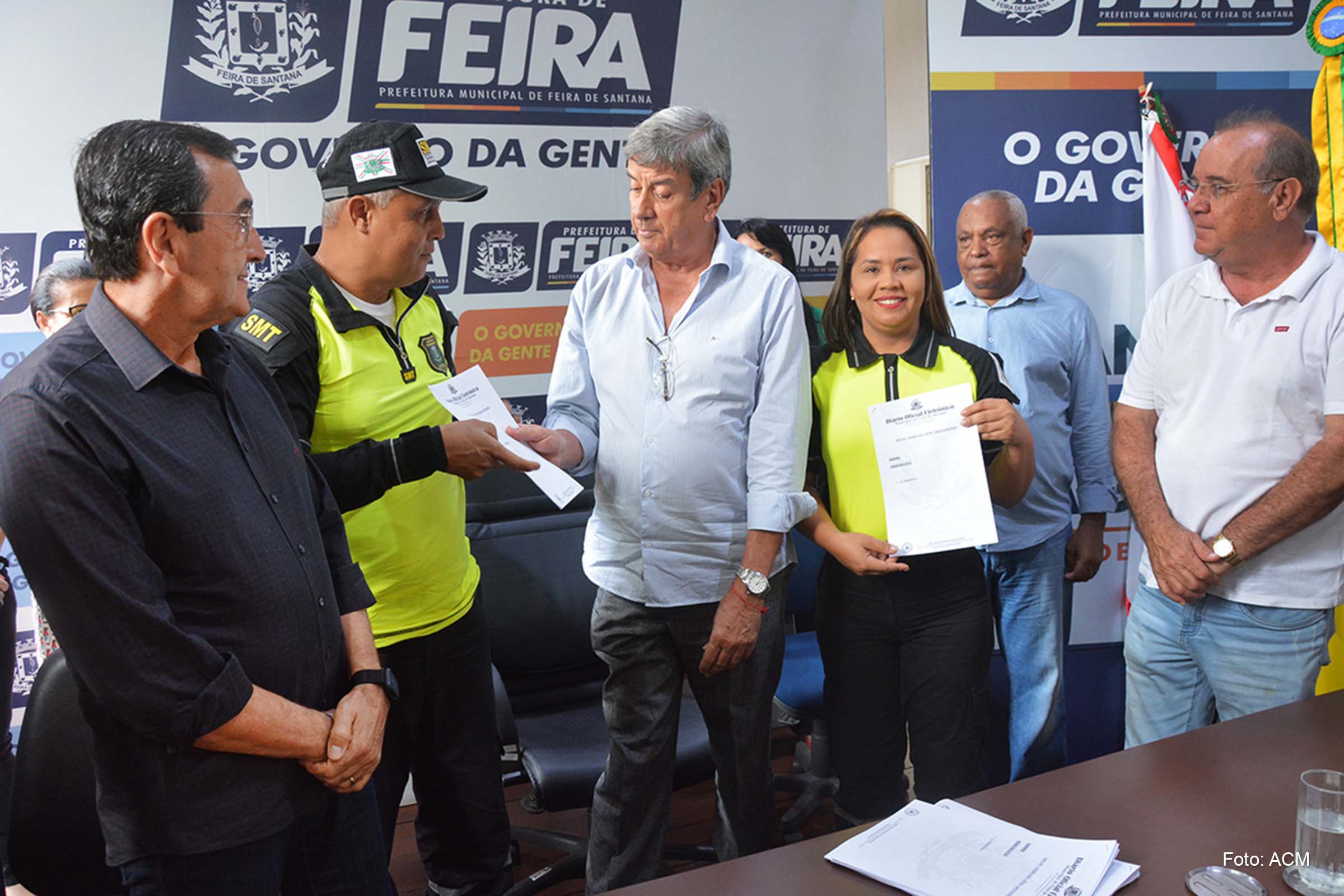 Ato de assinatura do prefeito Colbert Martins ocorreu com a participação do vice-prefeito, vereadores, autoridades e agentes de trânsito.