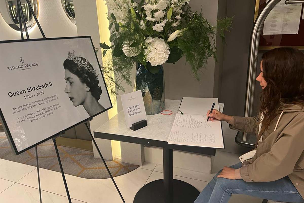 A economista Priscila Larangeira Senna assinou no Westminster Hall, o livro de condolências da Rainha Elizabeth II.