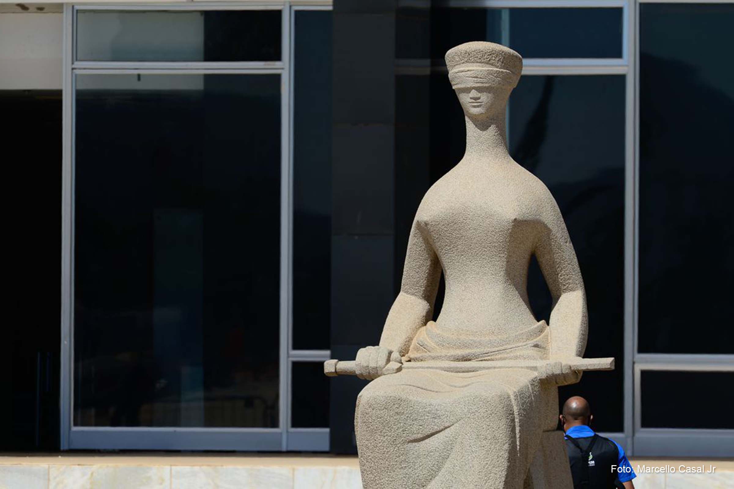 Sancionada pelo presidente Jair Bolsonaro, a Lei 14.434/2022 instituiu o piso salarial nacional para enfermeiros, técnicos de enfermagem, auxiliares de enfermagem e parteiras.