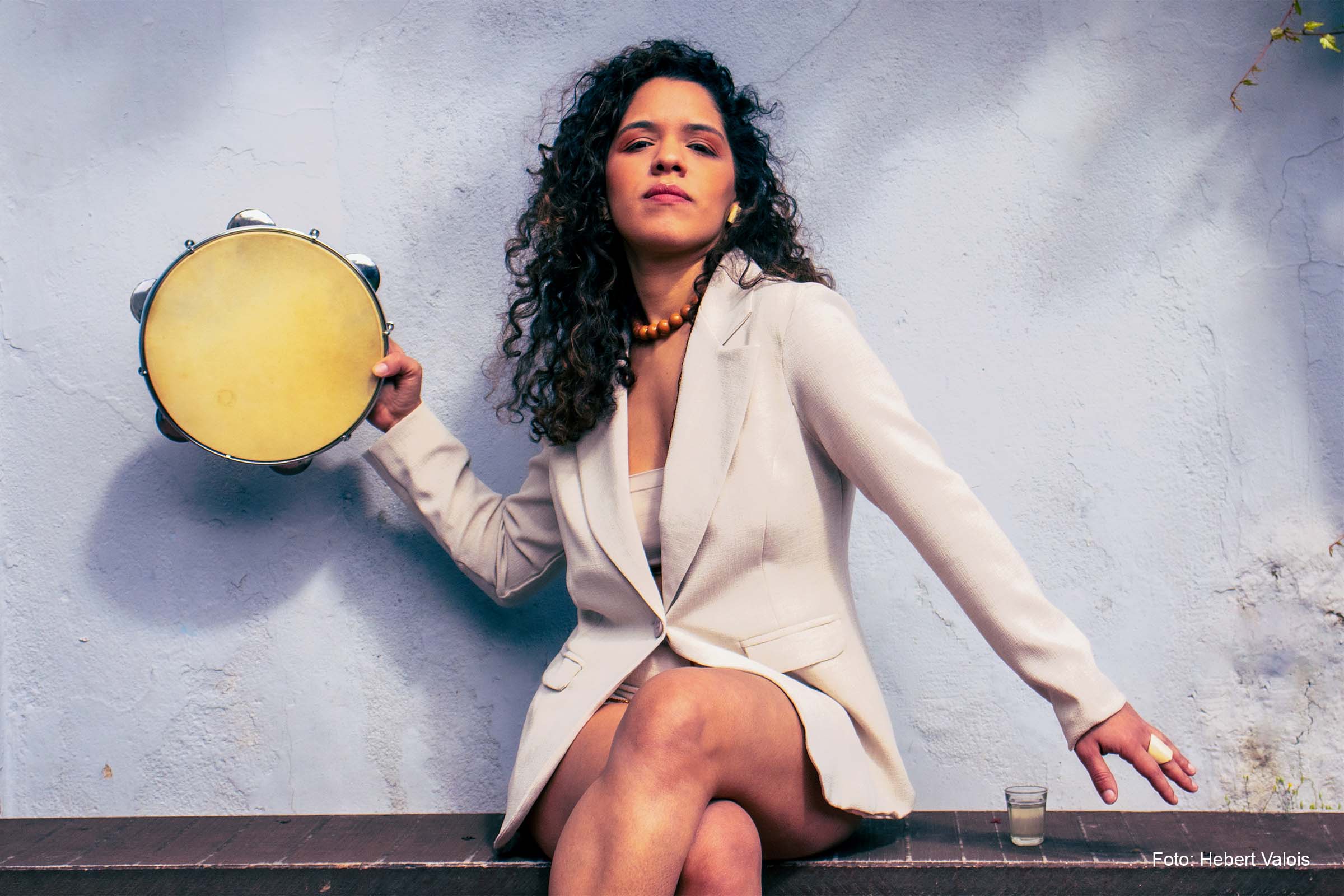 No novo disco autoral 'Quintal', Talita Avelino cria um ambiente de roda de samba.