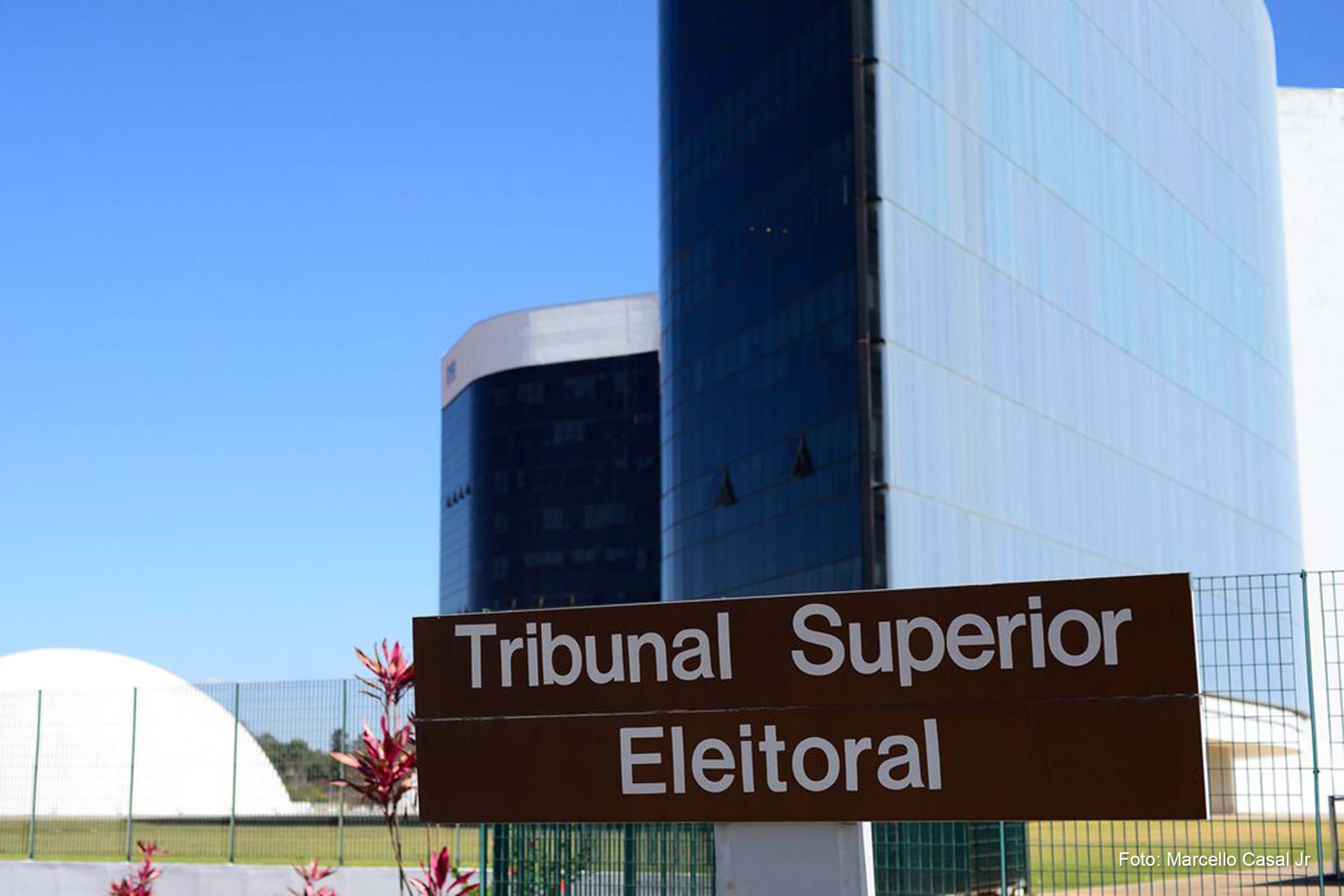 Por maioria de votos, os ministros entenderam que o candidato realizou campanha antecipada no dia 19 de abril durante discursos proferidos.