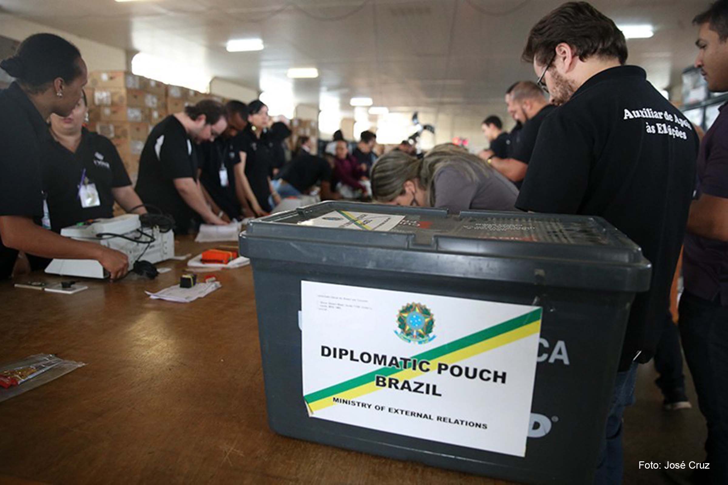 Urnas eletrônicas sendo preparadas para o envio ao exterior.