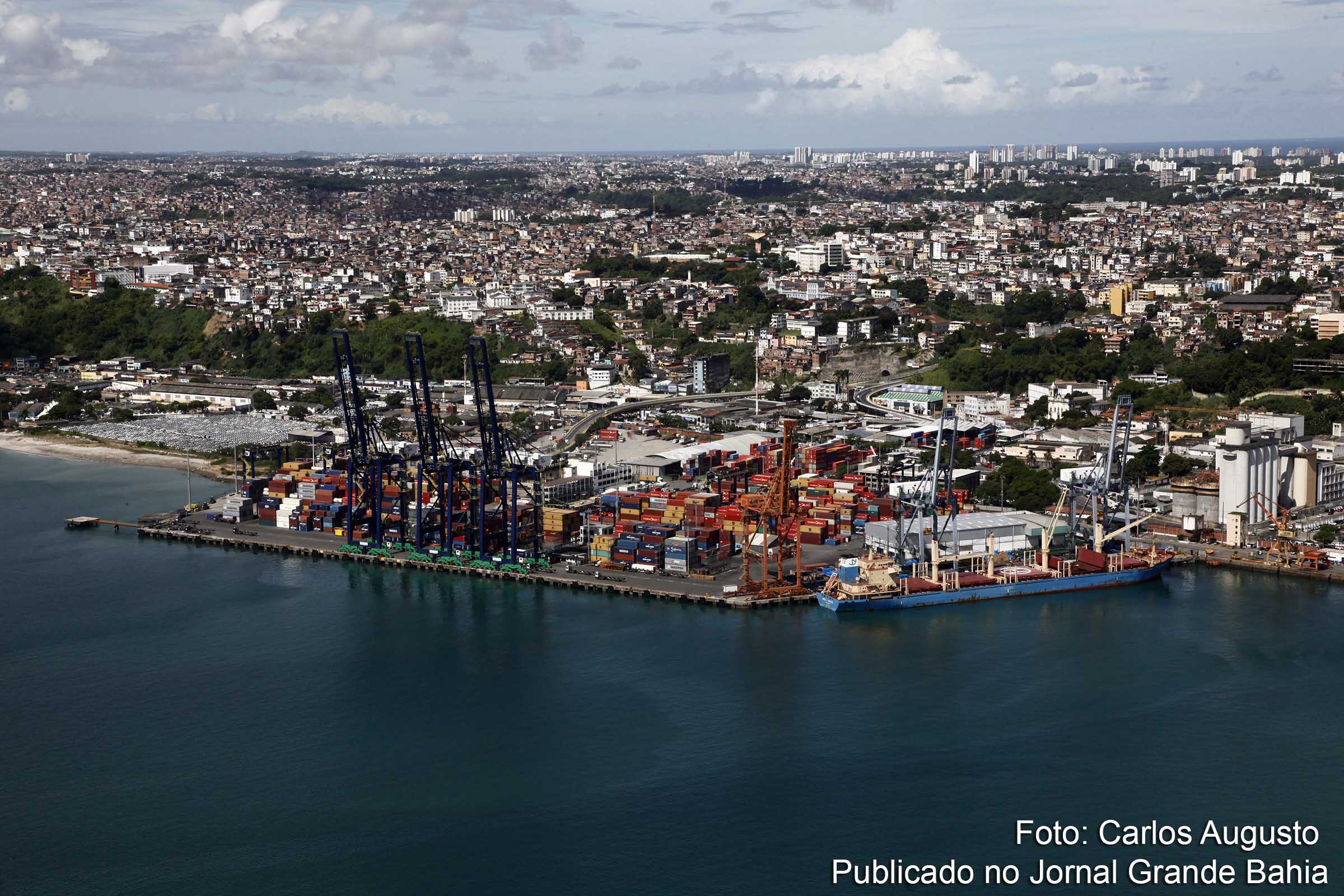 Vista aérea do Porto de Cargas de Salvador.