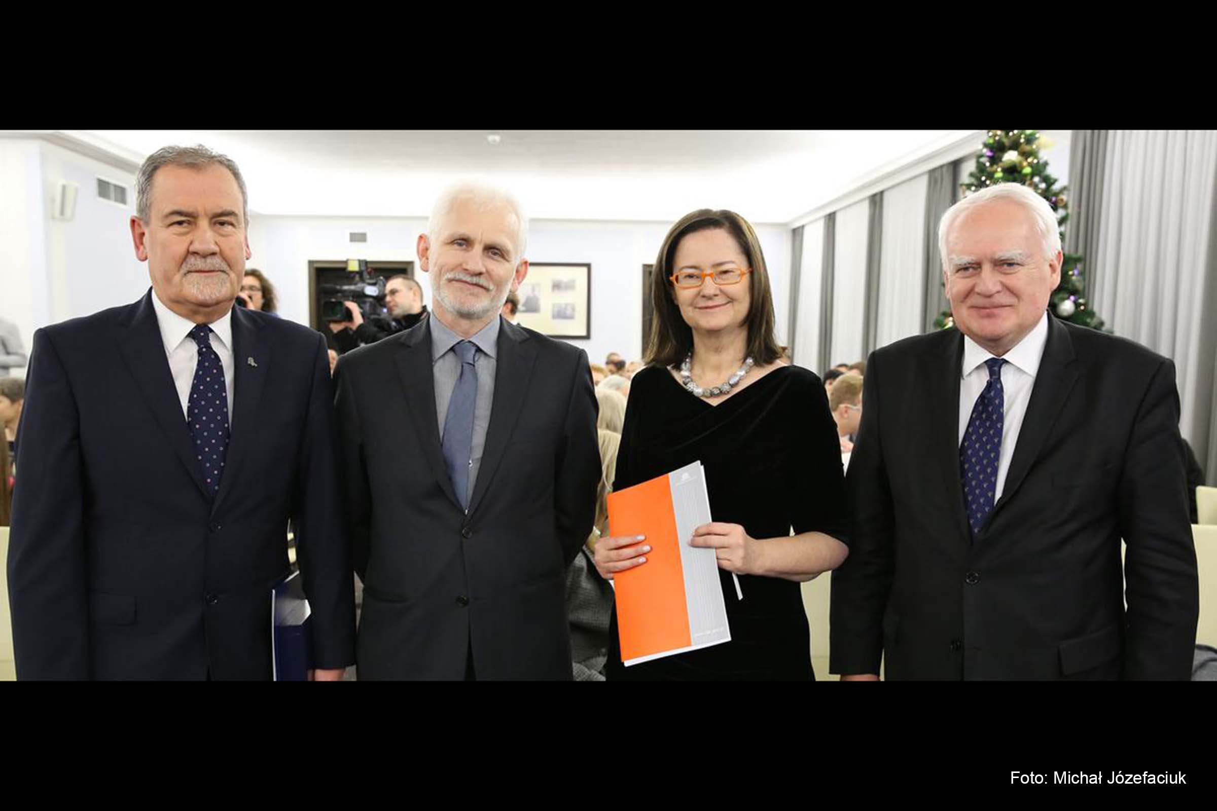 Ales Bialiatski (2º da esquerda para a direita) durante a cerimônia do Prêmio Paweł Włodkowic no Senado polonês em 2014.