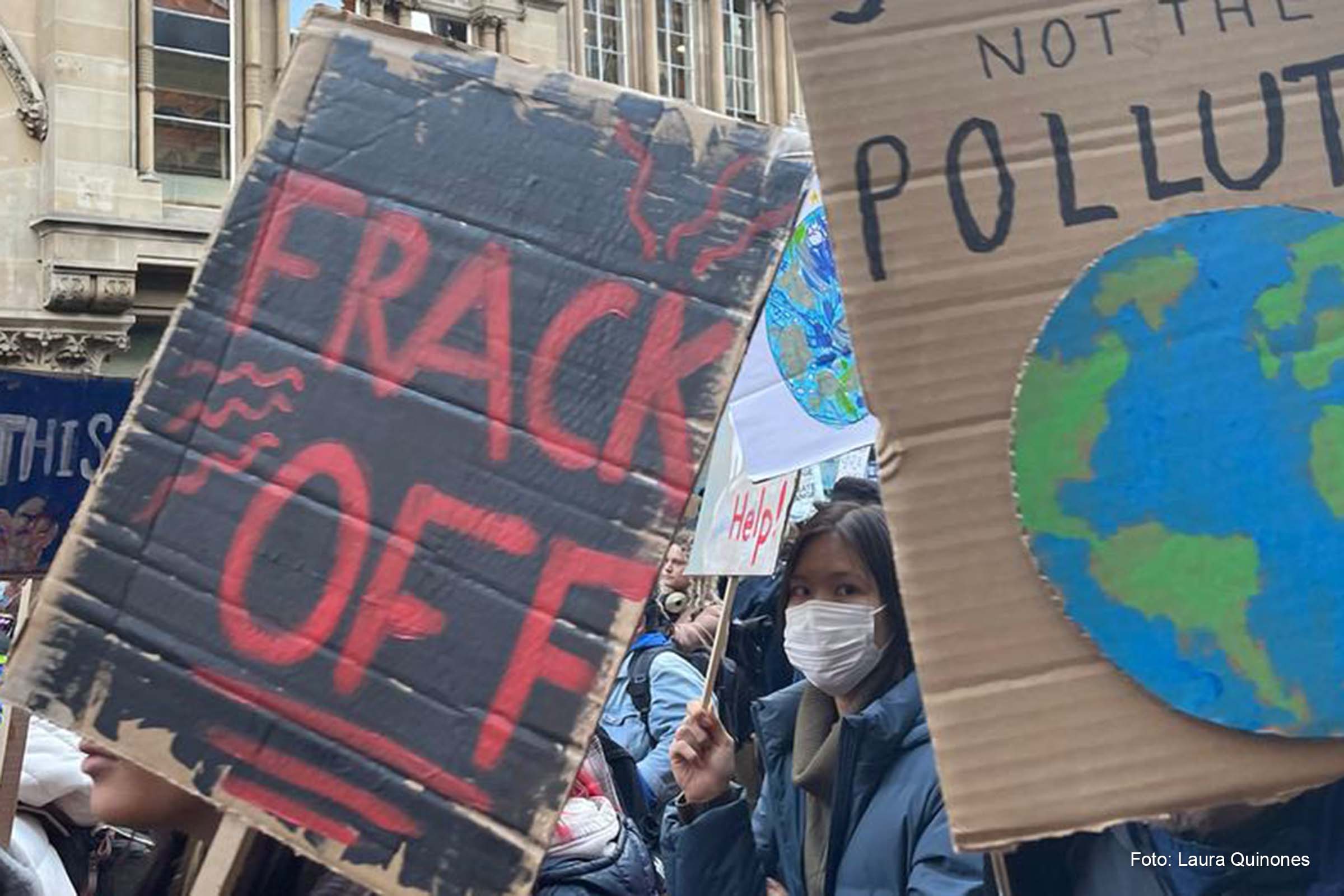 Ativistas climáticos protestam em Glasgow durante a COP26.