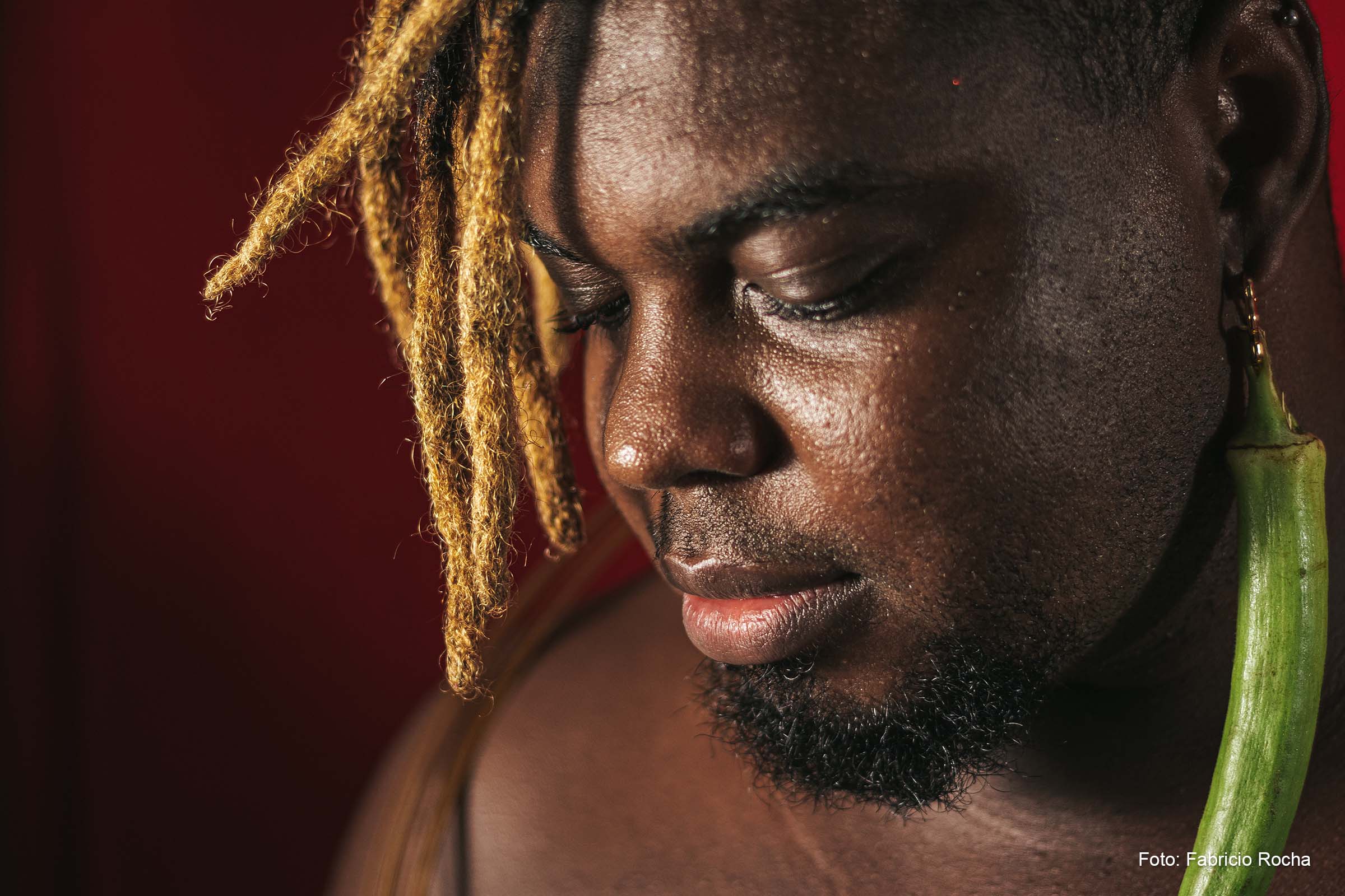 Assim como o álbum, o show de Brunno de Jesus constrói uma paisagem afetiva sonora numa mistura afro-pop entre poesia, toque de candomblé, sambas, sambareggae, r&b e baladas percussivas.