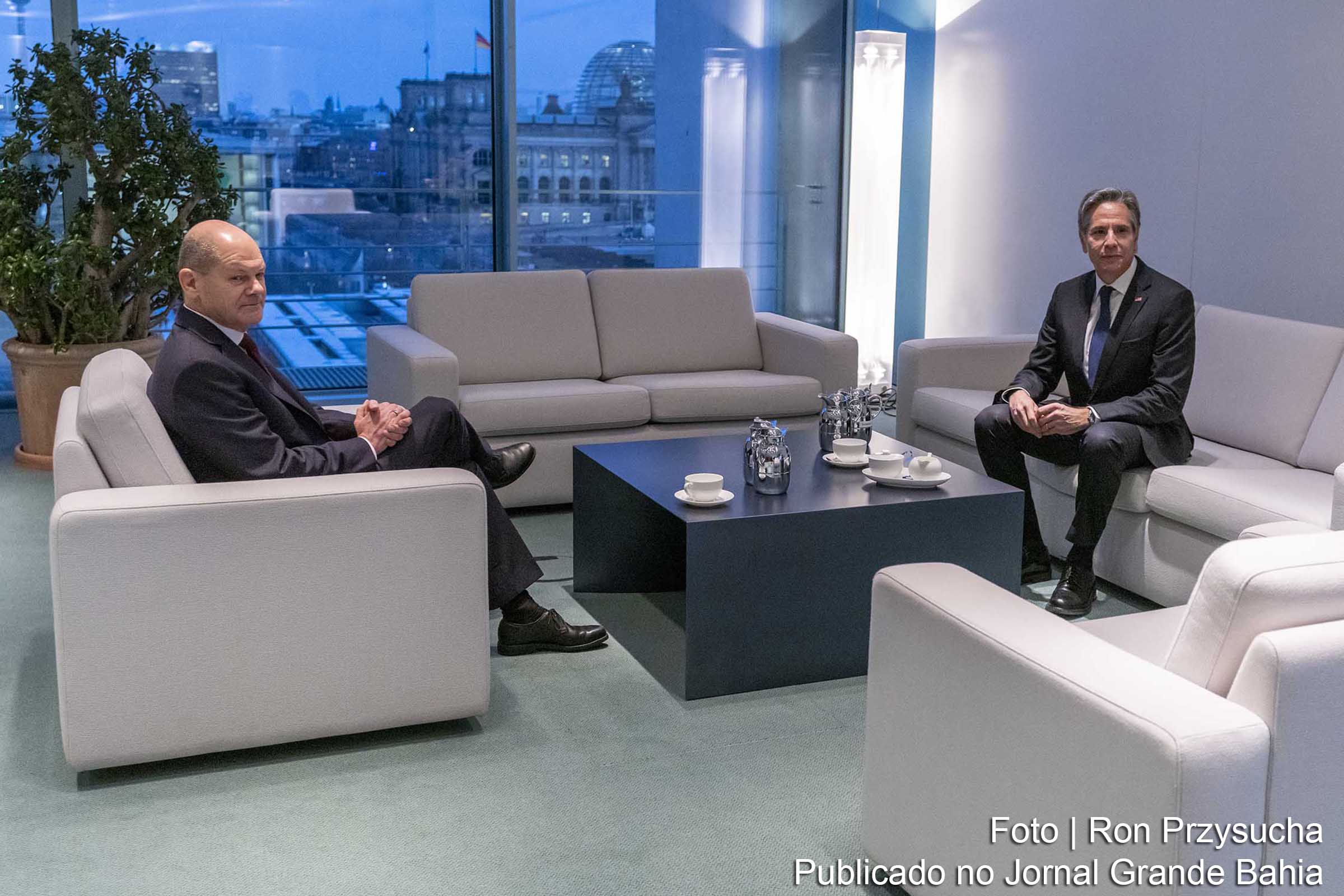 Chanceler da Alemanha, Olaf Scholz e Antony J. Blinken, secretário de Estado dos EUA. População da germânica protesta em defesa da normalização das relações com a Rússia.