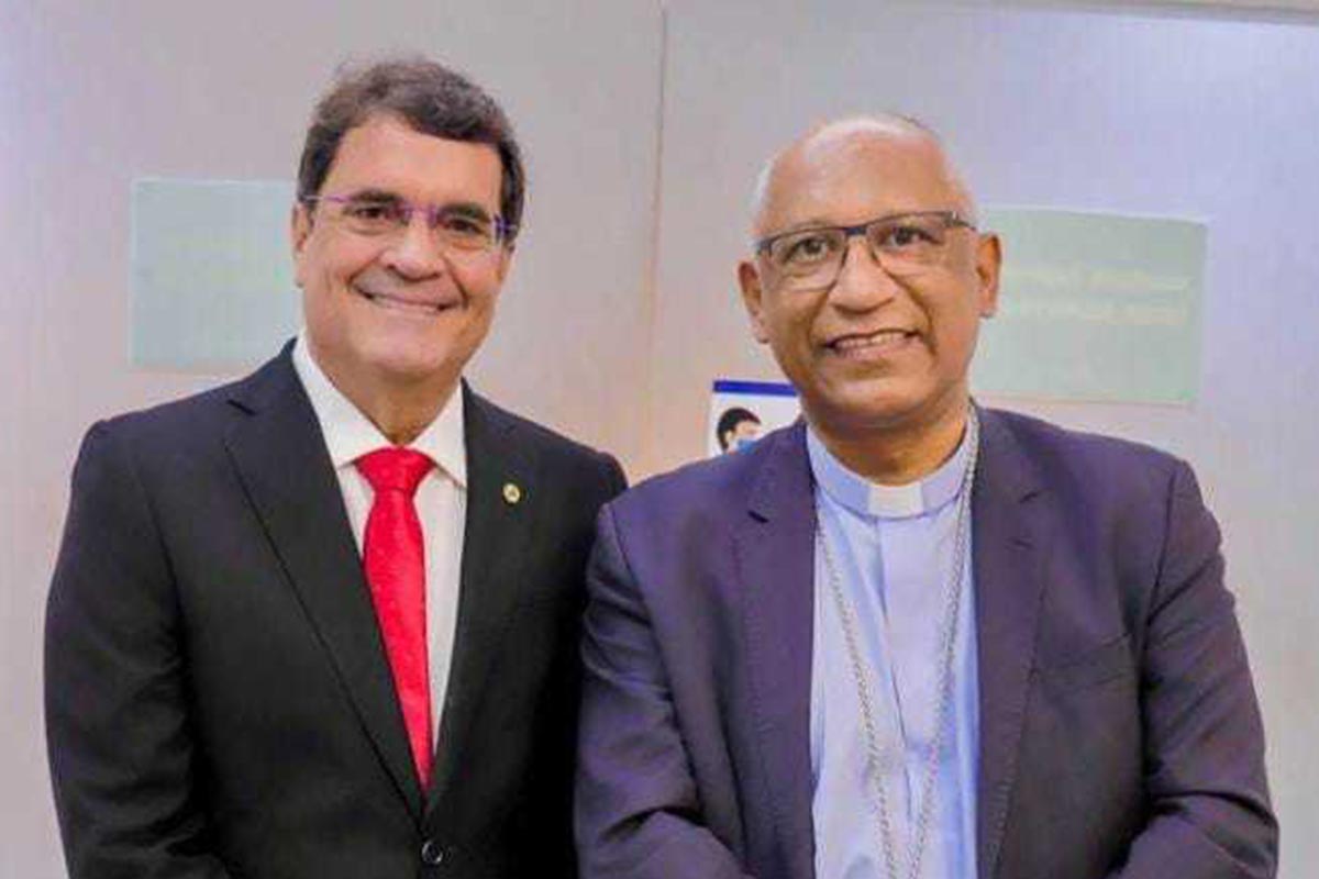 O deputado estadual recém eleito Angelo Almeida ladeado pelo arcebispo metropolitano dom Zanoni Demetino.