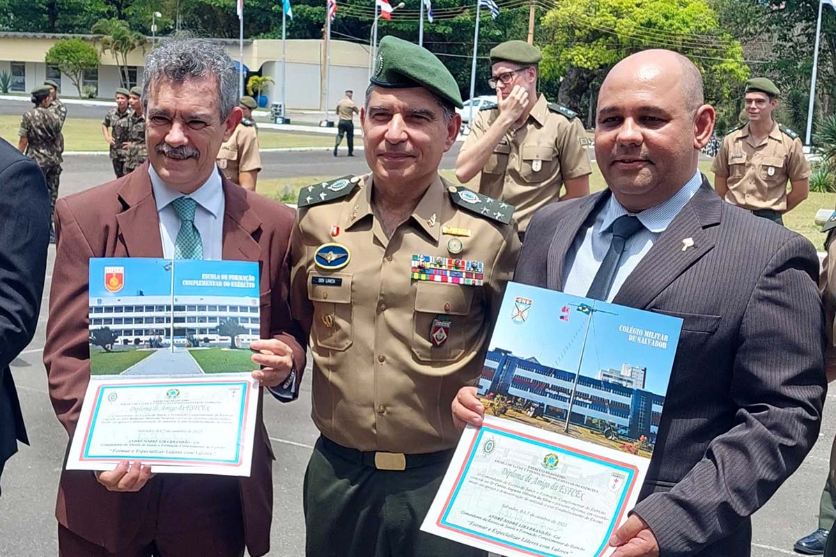 O general Flavio Marcus Barbosa, outorgou o diploma "amigo da escola" ao desembargador Baltazar Miranda Saraiva e ao jornalista e cientista social Carlos Augusto, diretor-editor Jornal Grande Bahia.
