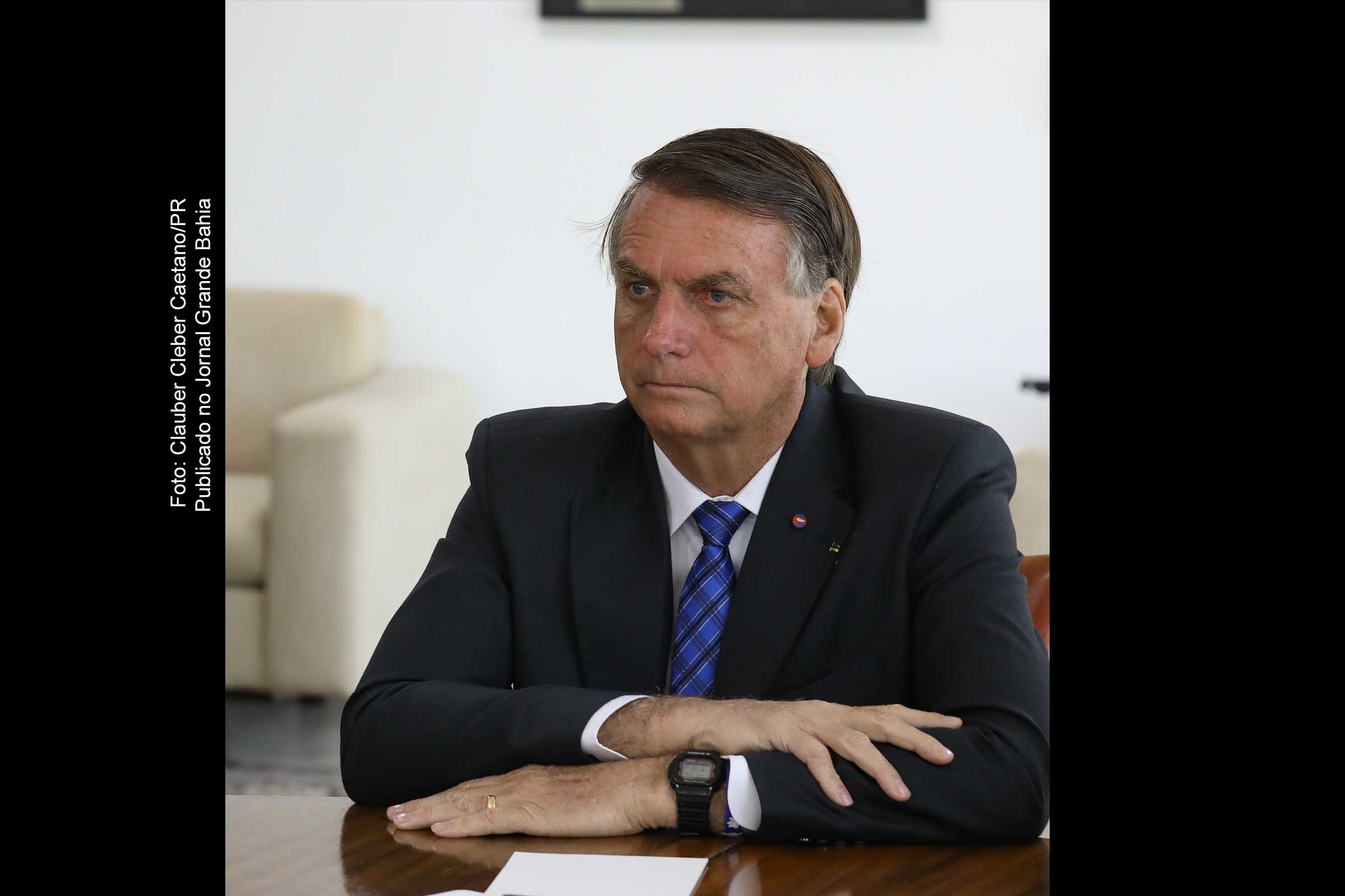 Elementos indiciários apontam para o fato de Jair Bolsonaro usar de maneira abusiva o Poder Executivo.