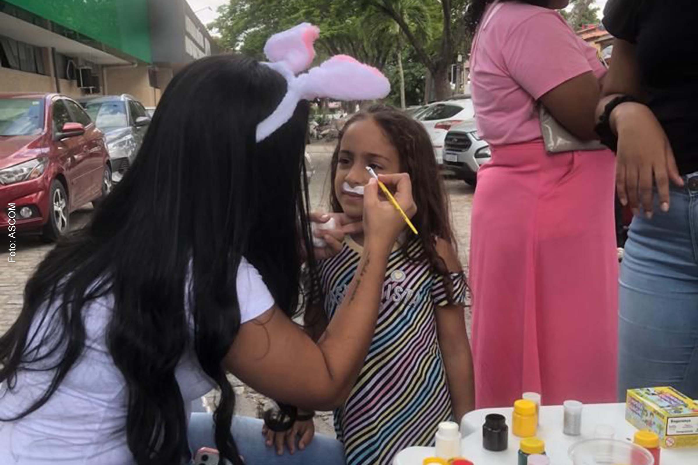 Pintura, distribuição de doces, pipoca, e muitas brincadeiras fizeram parte da ação do Hospital da Mulher.