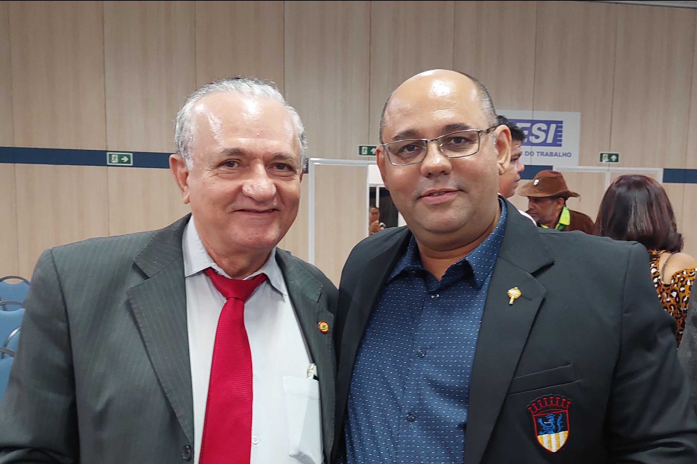 O médico e presidente da Unicred João Batista de Cerqueira e o jornalista e cientista social Carlos Augusto, diretor-presidente do Jornal Grande Bahia, foram homenageados pelo Conselho Municipal de Educação de Feira de Santana.