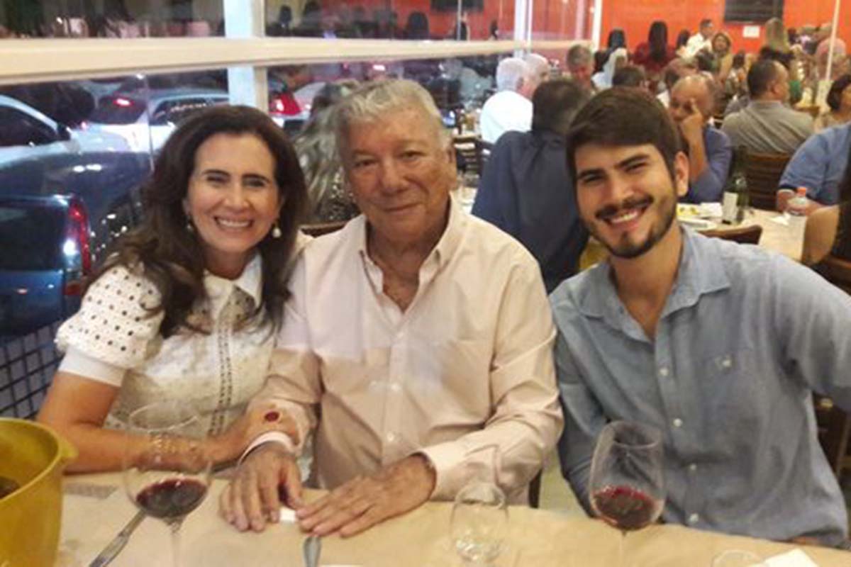 A jornalista Liliam Campos que aniversariou ao lado do marido Romeu Campos e seu filho João.