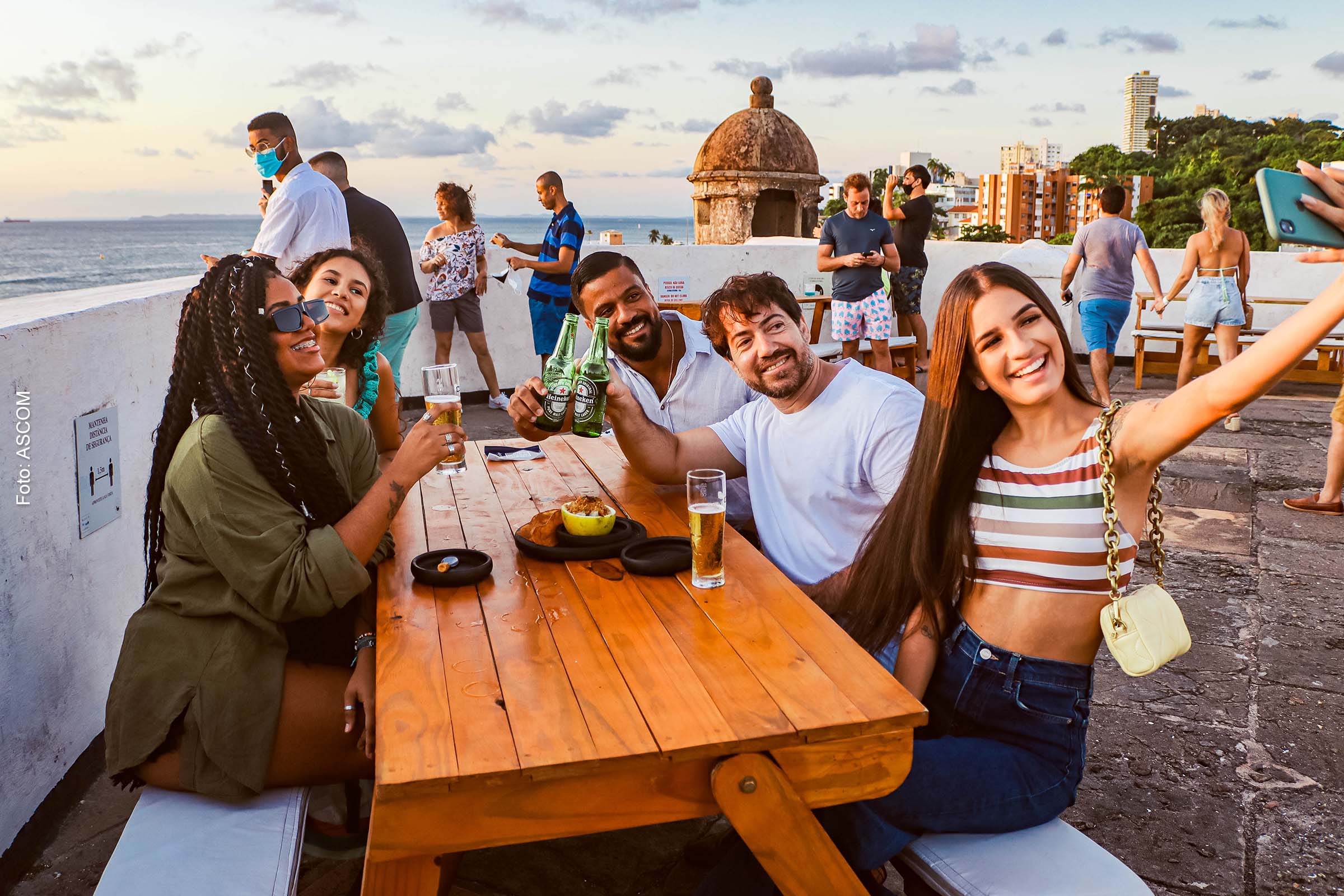 Programações 'Sunset no Farol' e 'Anoitecer no Farol' proporcionarão experiências únicas ao som de apresentações musicais acústicas com drinks refrescantes e alta gastronomia.