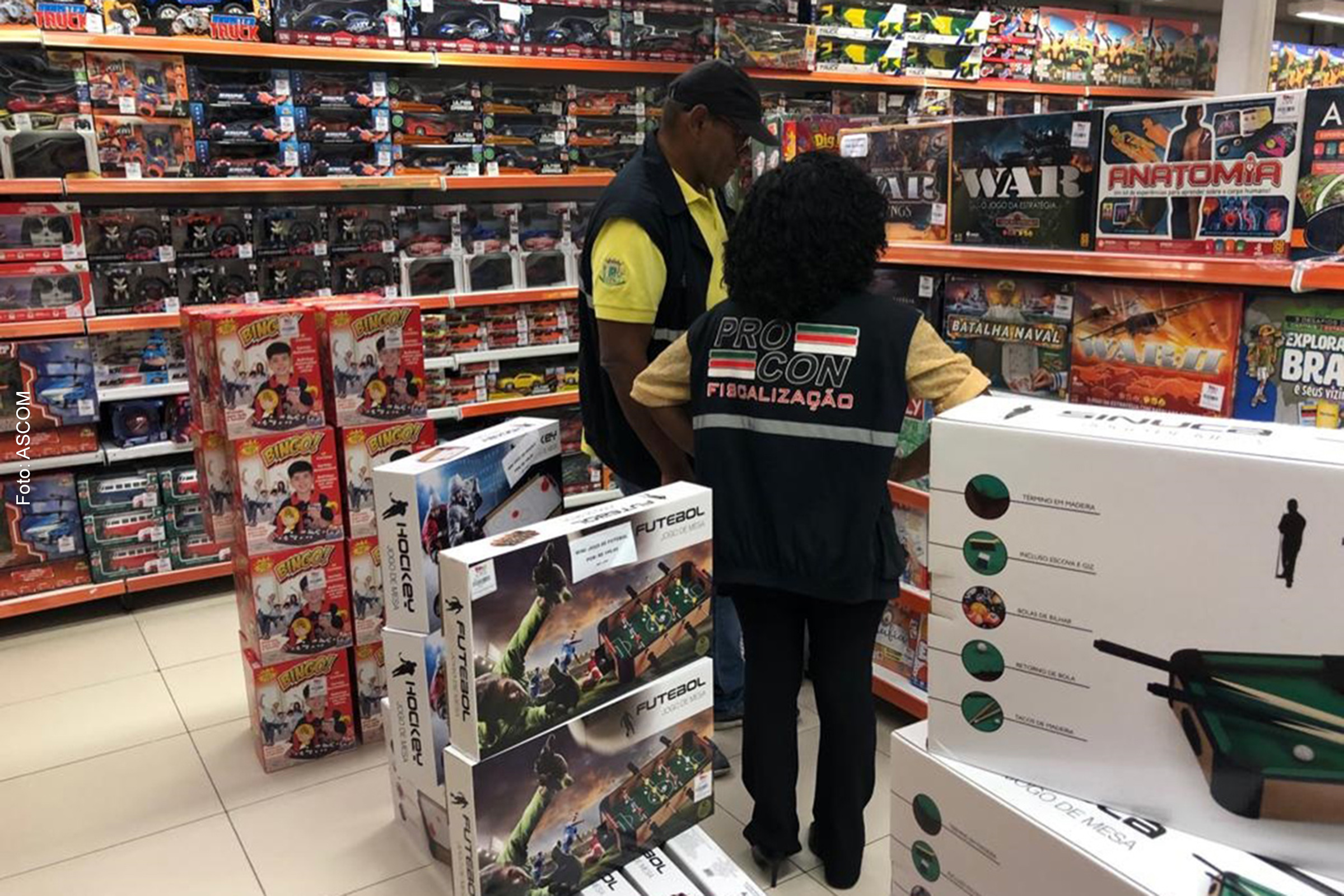 Durante a visita, os fiscais observam nas embalagens se há o selo do INMETRO, informação da faixa etária e tradução das instruções para a língua portuguesa nos itens importados.