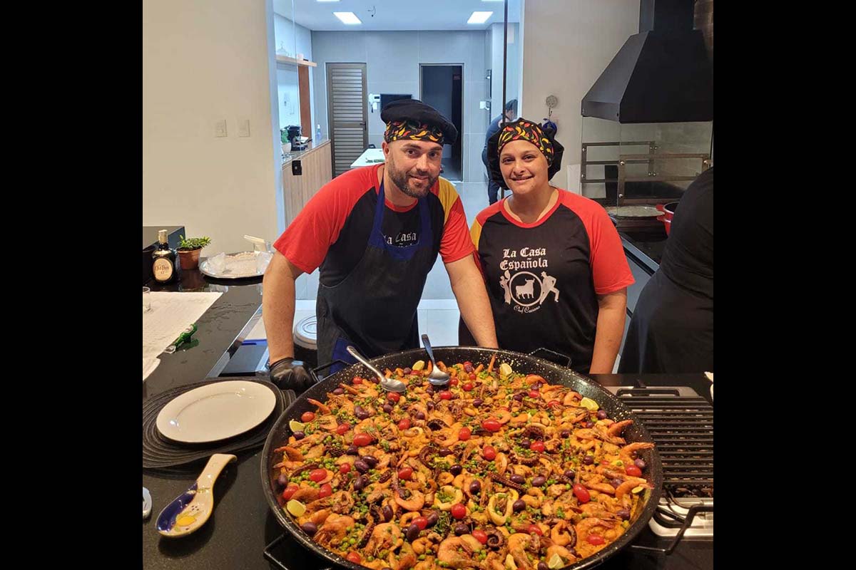 O menu principal da festa dos 40 anos da Confraria dos Gastrônomos foi com uma deliciosa paella valenciana preparada e servida pelo Chef espanhol Cassiano.
