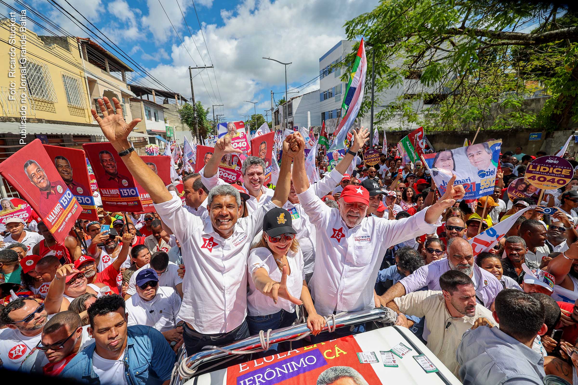 Petistas Jerônimo Rodrigues, candidato a governador da Bahia e Lula, candidato a presidente em ato de campanha em Salvador.