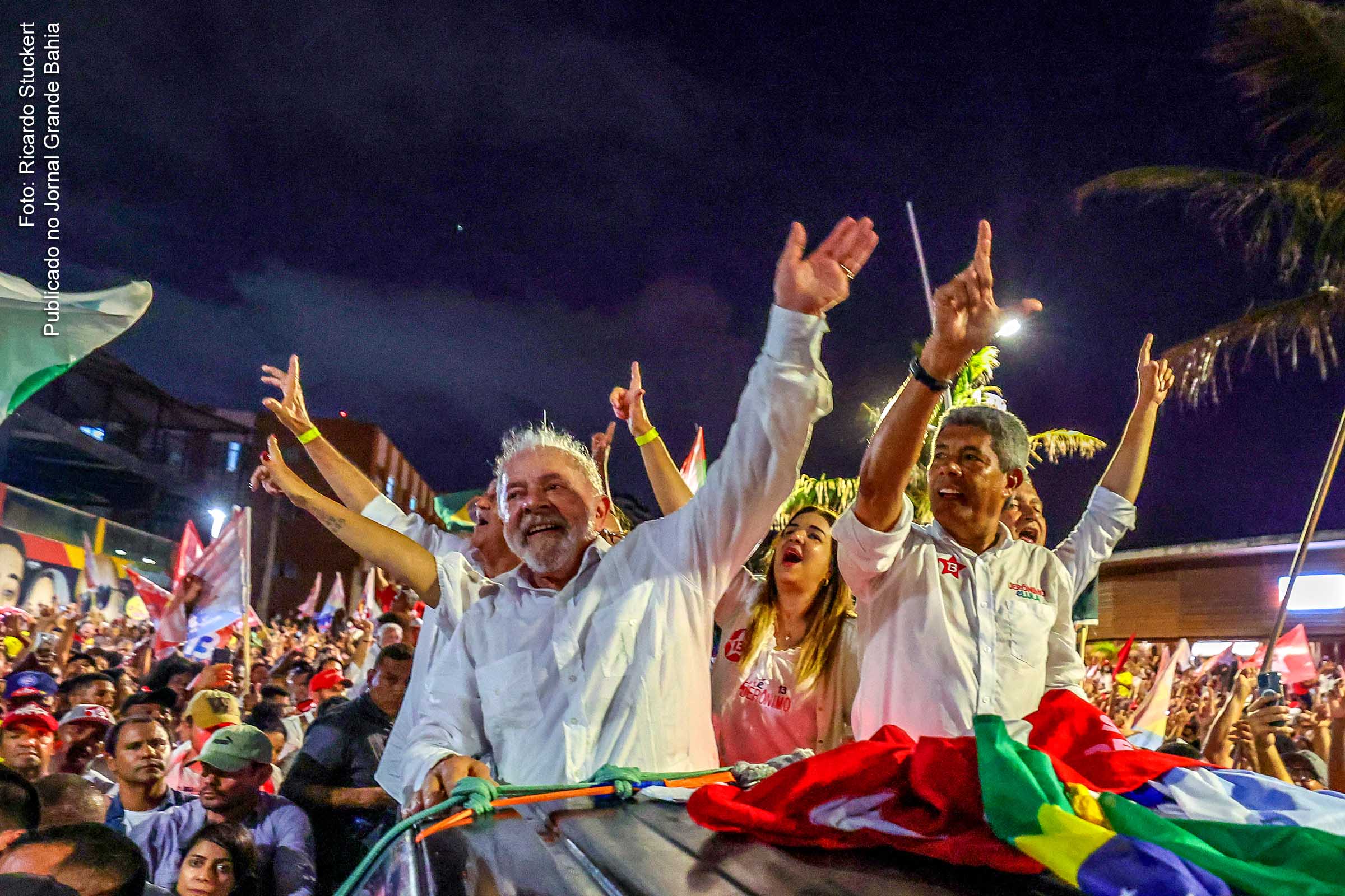 Petistas Lula e Jerônimo Rodrigues em ato de campanha em Salvador, durante o segundo turno das Eleições 2022.