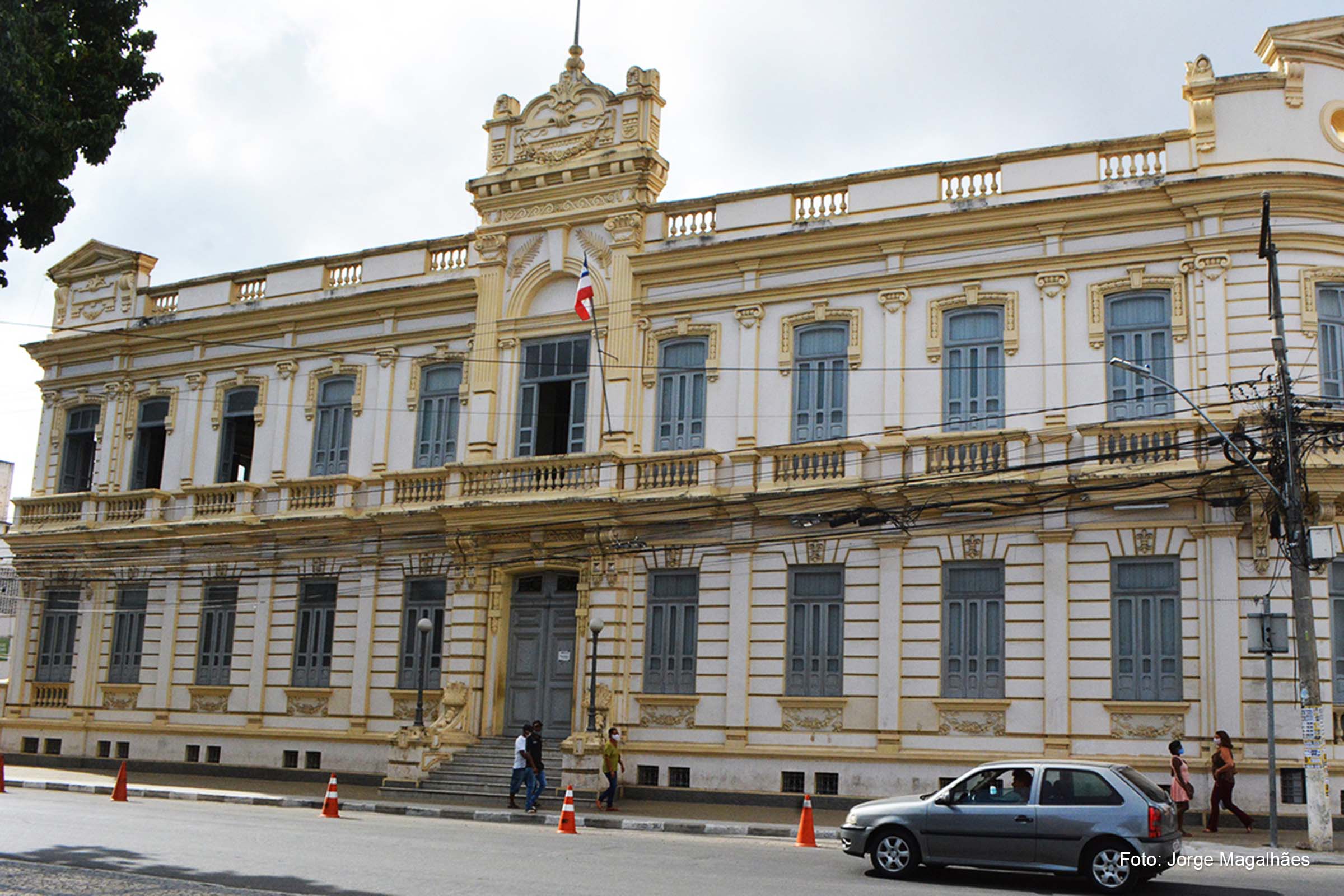Expediente para o comércio é das 8 às 16 horas e para os shoppings centers das 14 às 20 horas.