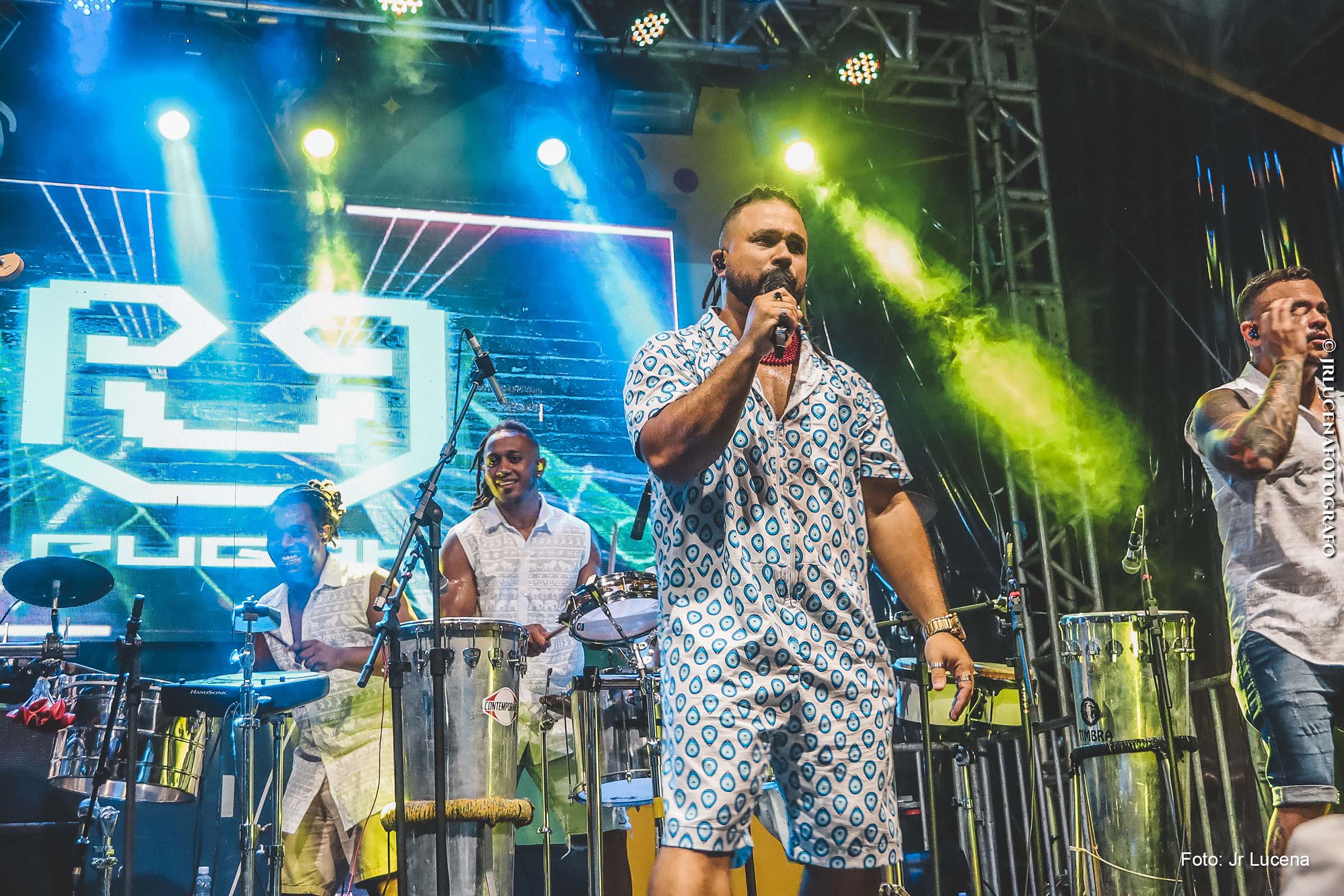 Cantor Pugah apresenta repertório com músicas autorais e estilos como samba-reggae eletrônico e reggaeton.