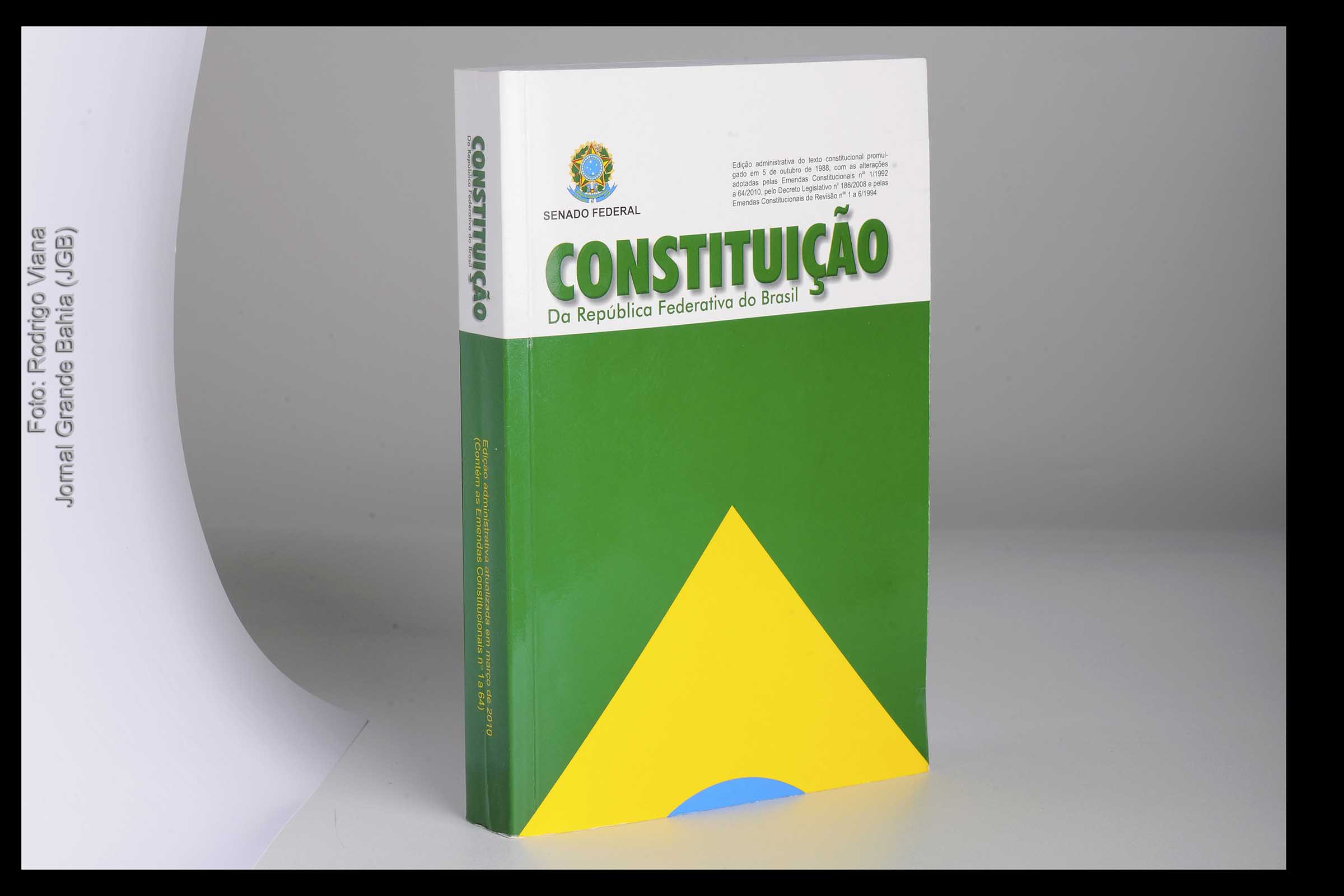 Uma Constituição de quatro linhas | Por Luiz Holanda