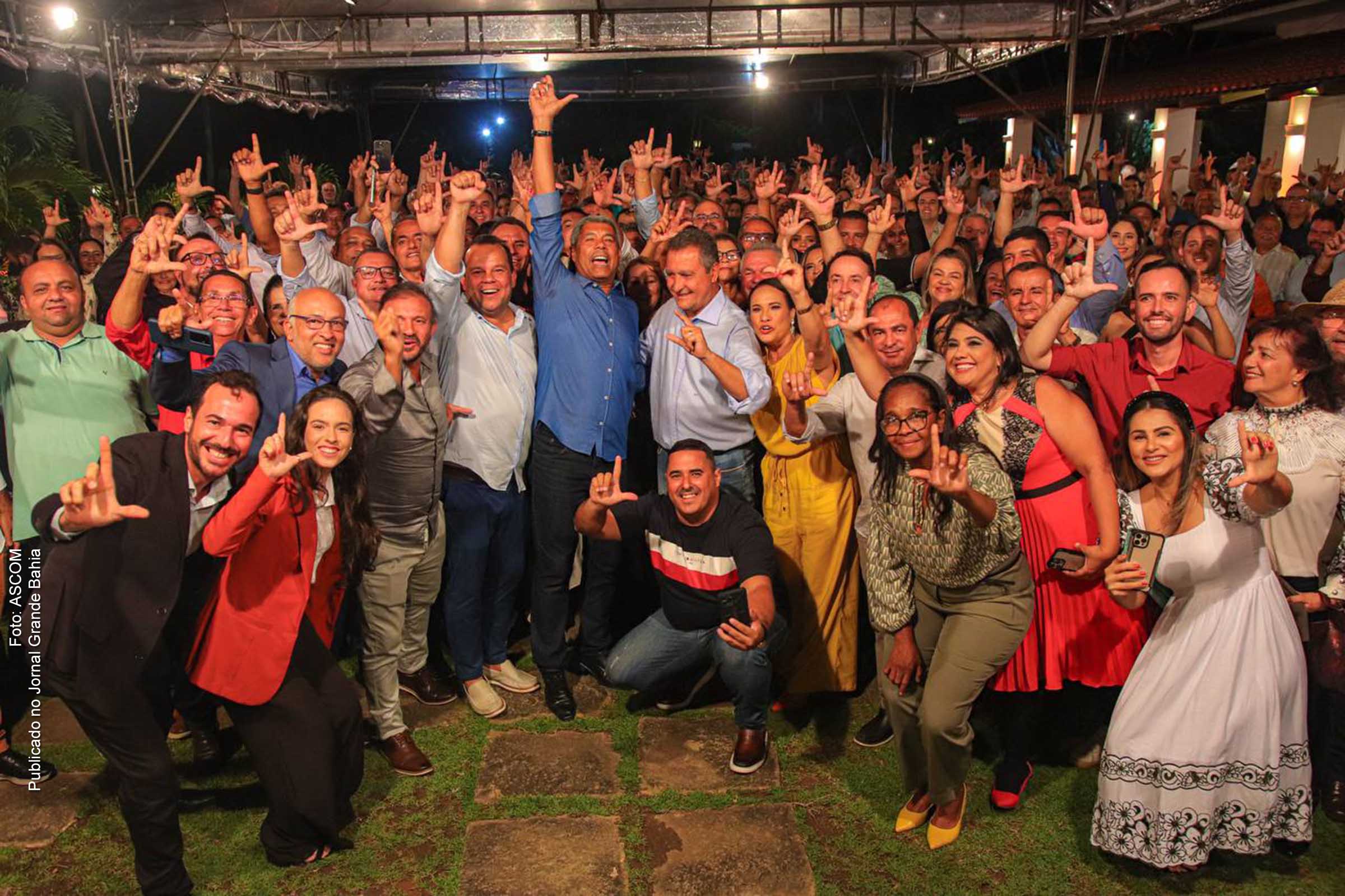 Ao lado de prefeitos da Baia, Jerônimo Rodrigues (ao centro), Rui Costa e Geraldo Junior comemoram vitória nas Eleições 2022.