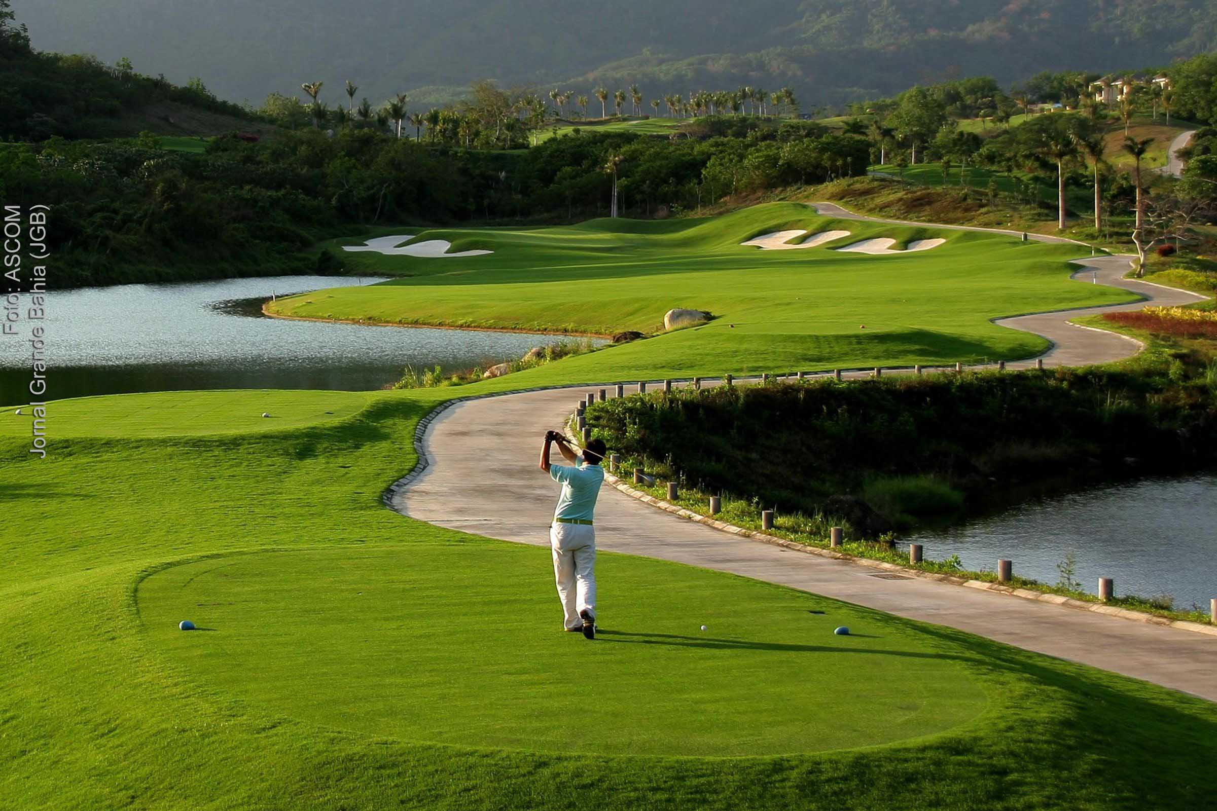 As competições de golfe são geralmente pontuadas em função do menor número de tacadas individuais.