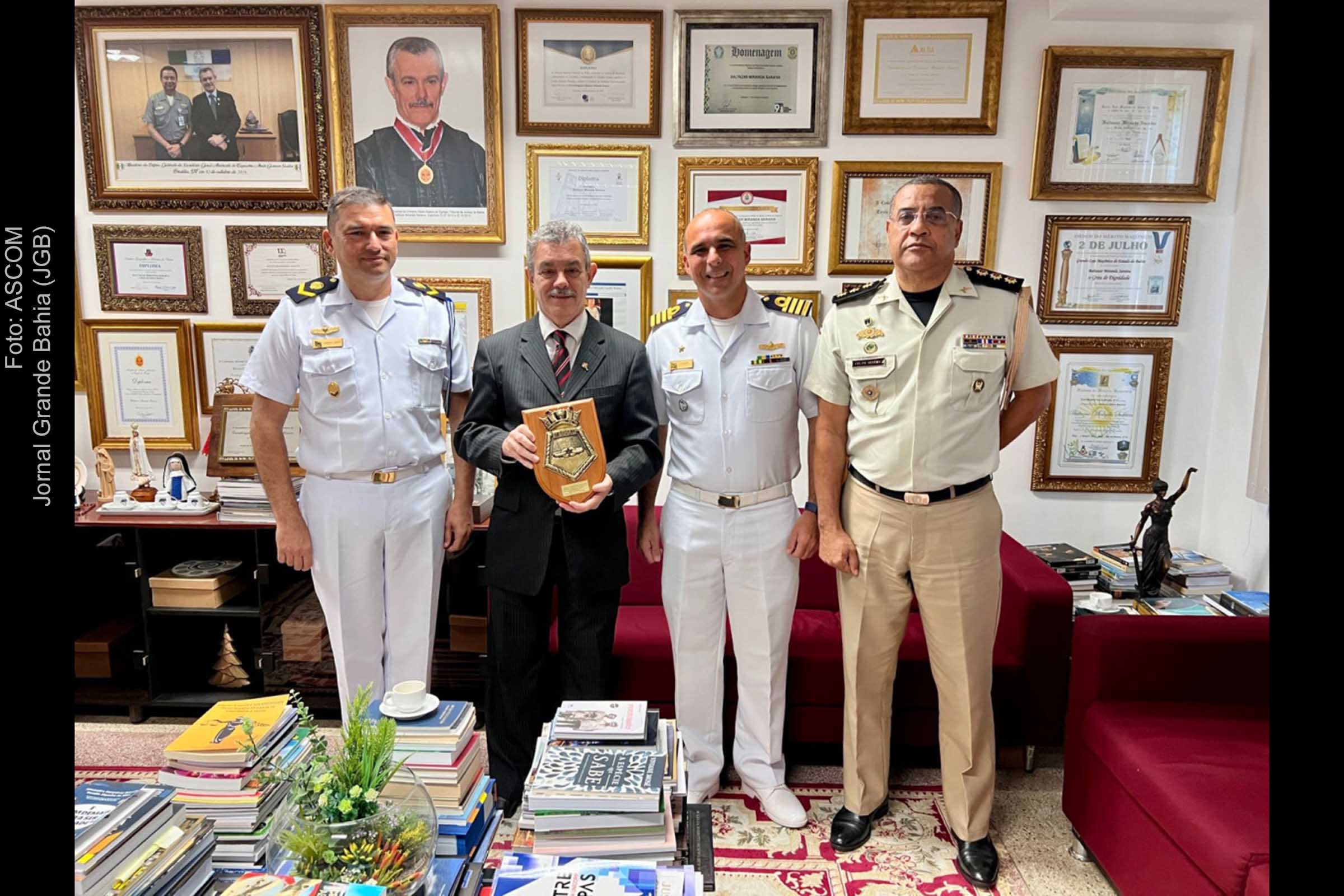 O desembargador Baltazar Miranda Saraiva recebeu o comandante Cássio Reis Carvalho, do Navio Doca Multipropósito Bahia.