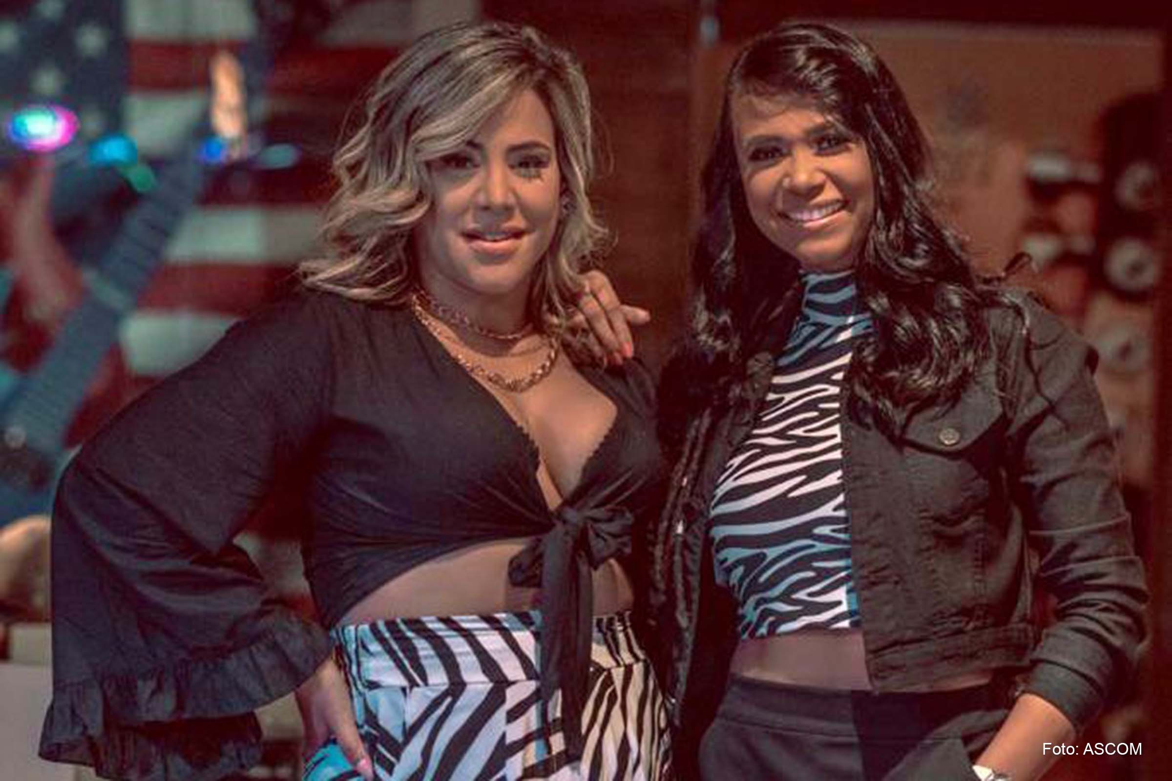 Um ano após a estreia da banda e colecionando 02 CDs e 01 DVD, as vocalistas Barbara e Palloma comunicam ao público a transição de marca do projeto.