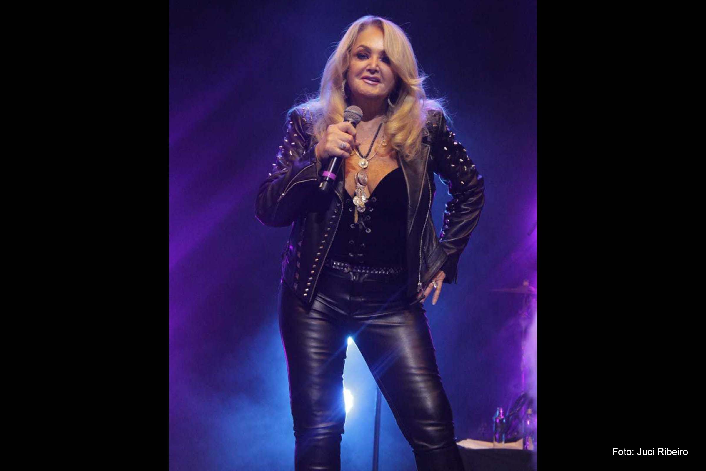Comemorando seus 50 anos de carreira, o show da cantora Bonnie Tyler em Salvador foi na Conha Acústica do TCA.