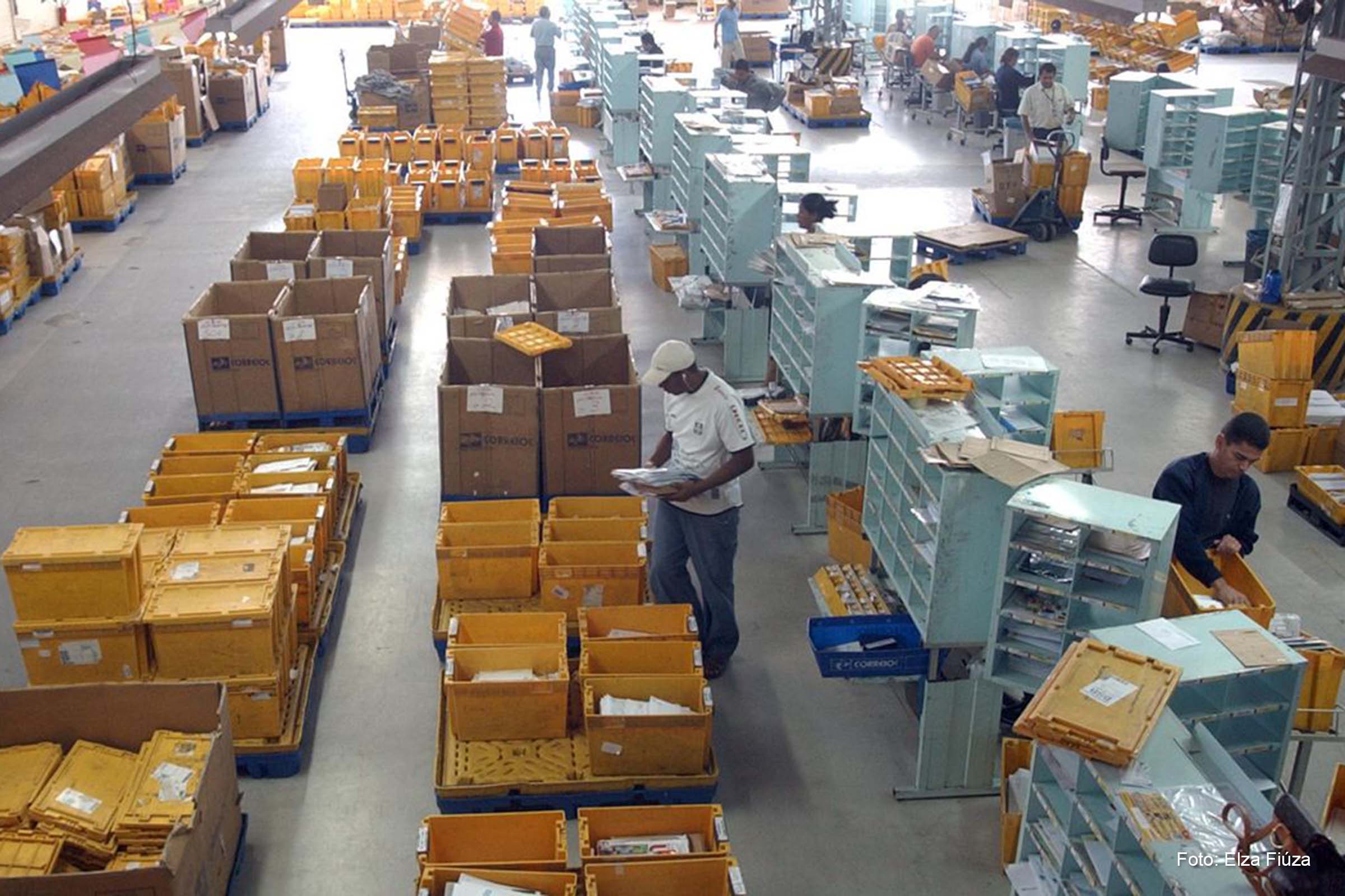 Serão sete lotes, que incluem peças de vestuário, utensílios de casa, material de escritório, acessórios para veículos, bijuterias, livros e artigos infantis.
