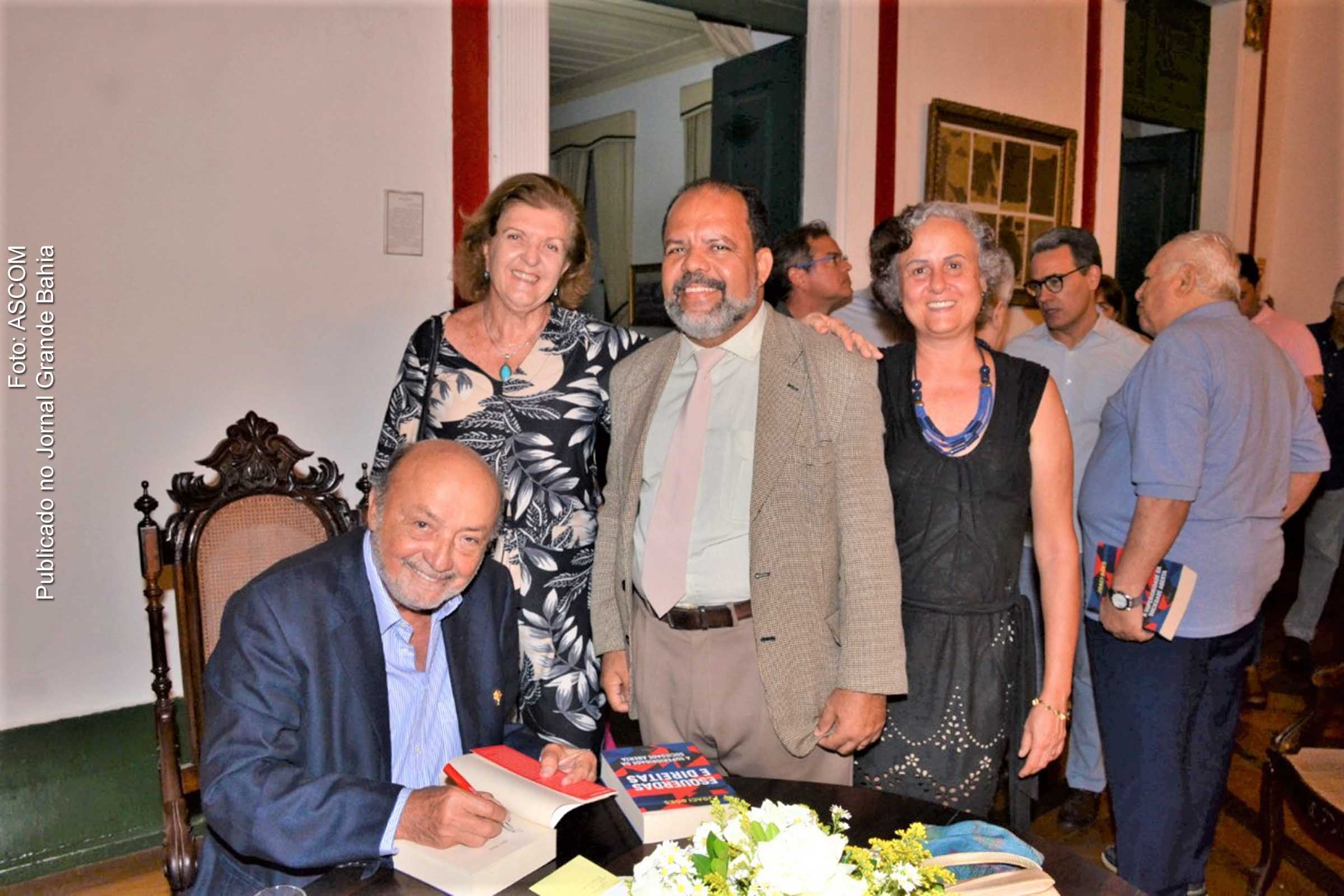 Dinara Cavalcanti, Taurino e Soraya Araújo ao lado do escritor Joaci Góes, durante lançamento do livro 'Esquerdas e Direitas: a superioridade da Sociedade Aberta'.