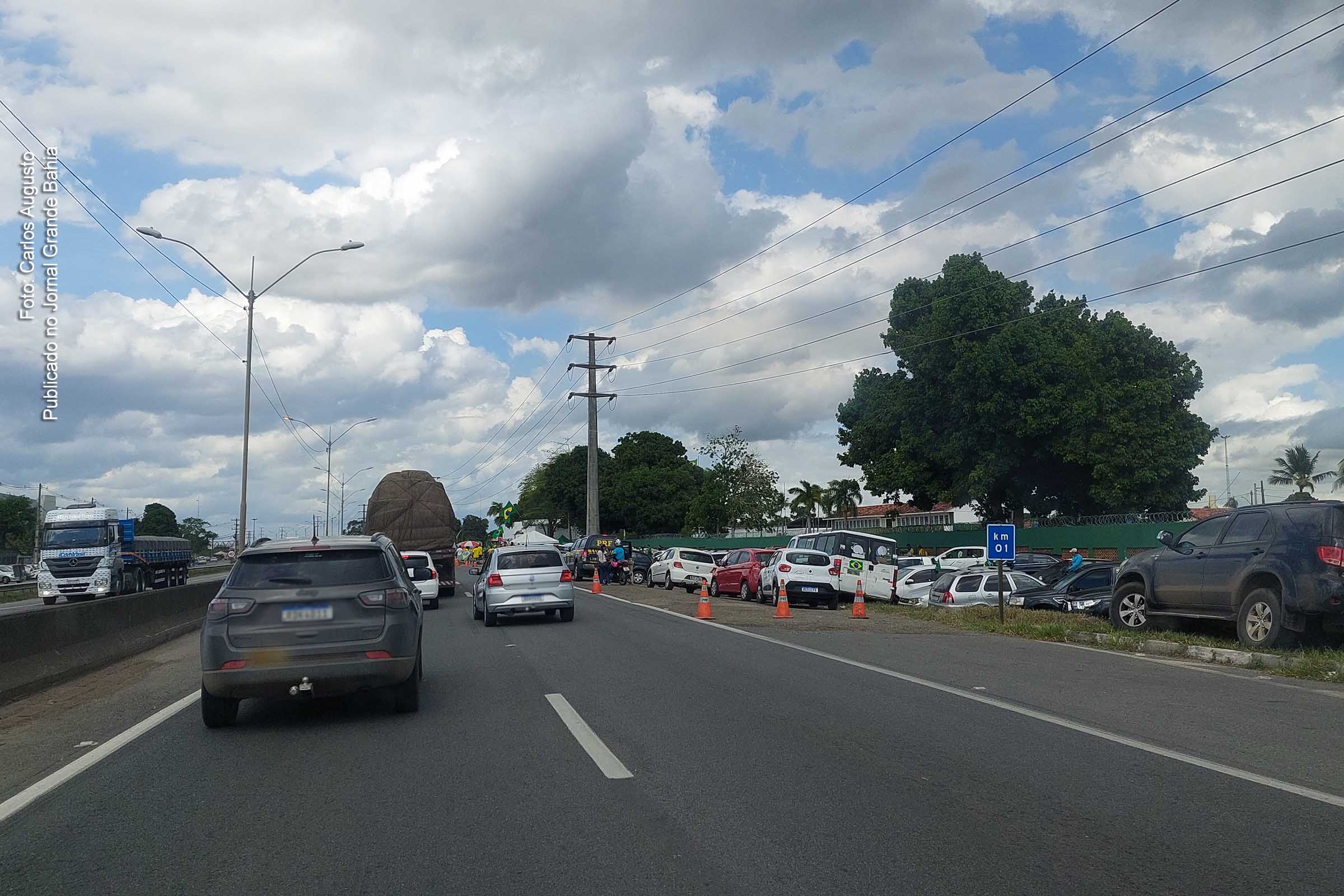 Em Feira de Santana, bolsonaristas promovem protesto em frente ao quartel do 35º BI.