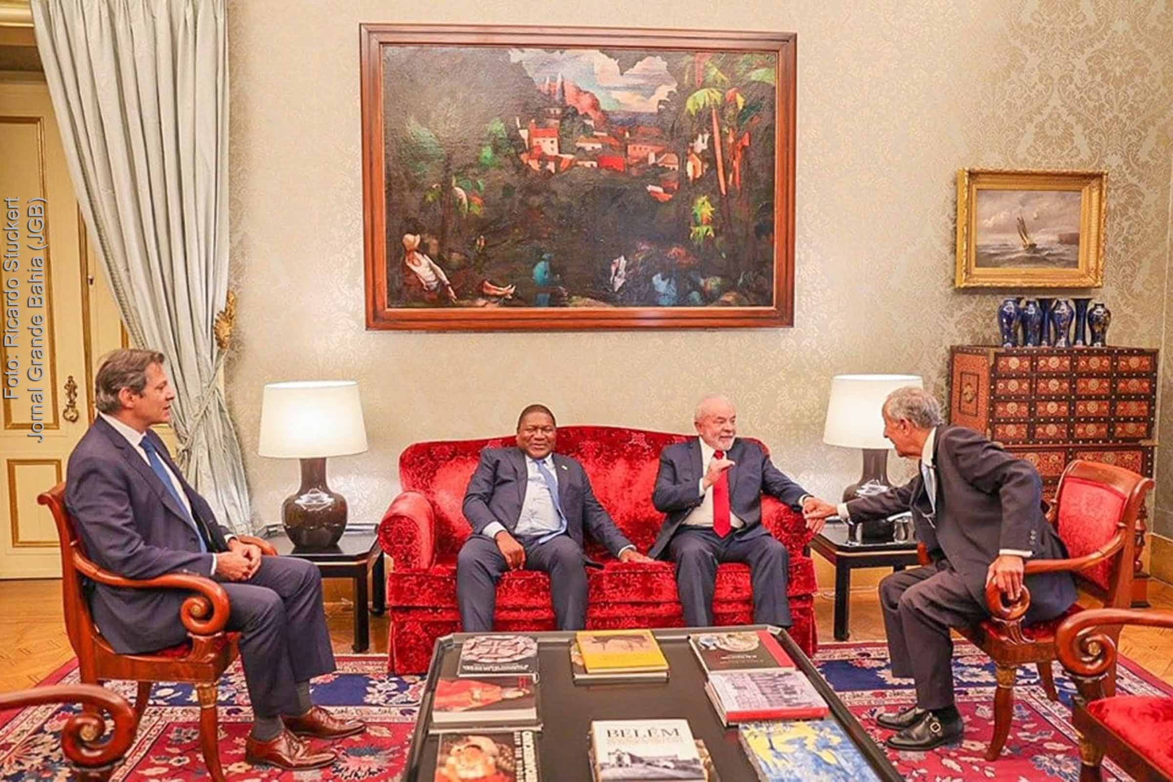 Em Lisboa, o presidente eleito Lula participa de encontro com o presidente de Portugal Marcelo Rebelo de Sousa e o presidente de Moçambique, Filipe Nyusi.